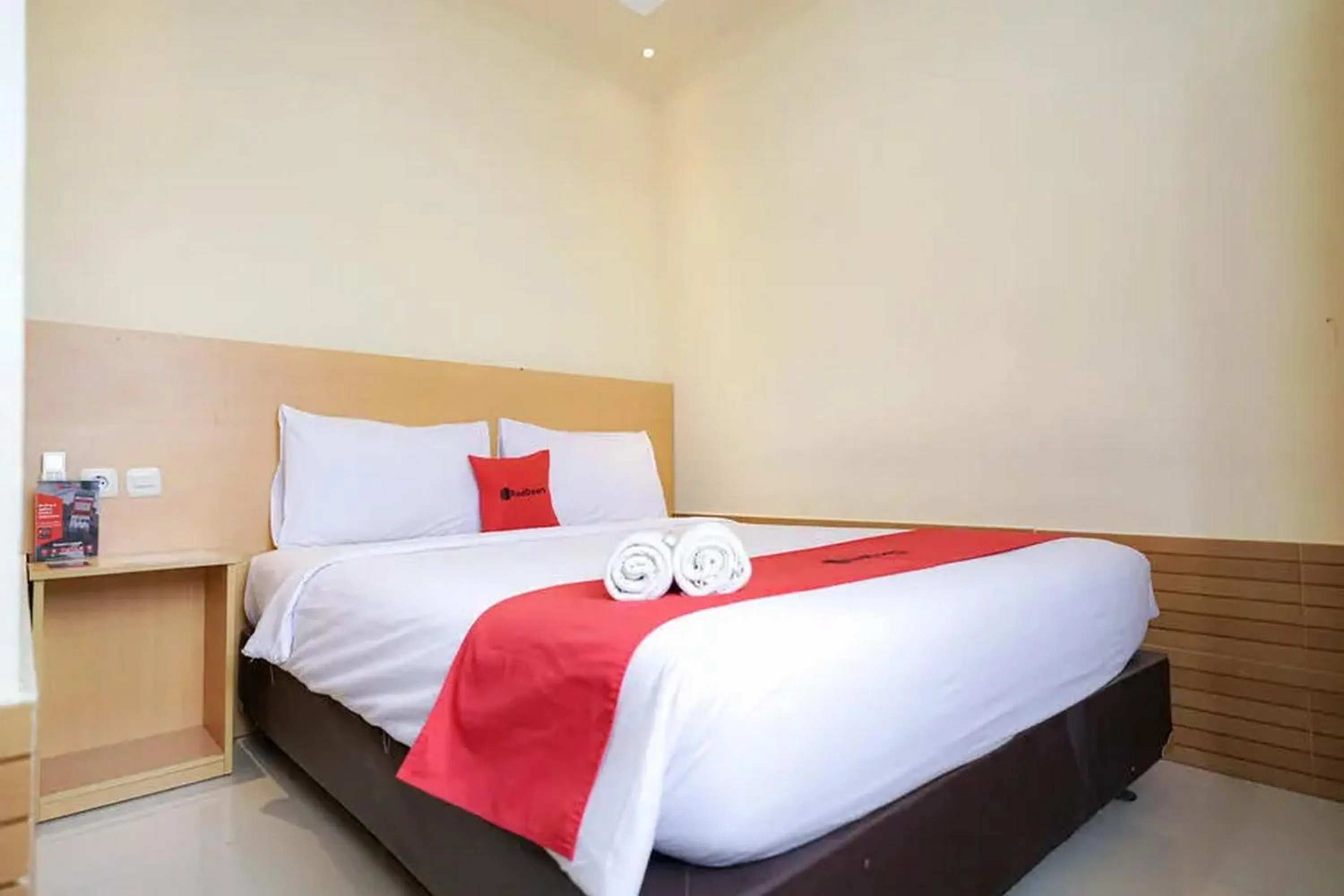 Double Room in RedDoorz near Exit Toll Sirkuit Sentul