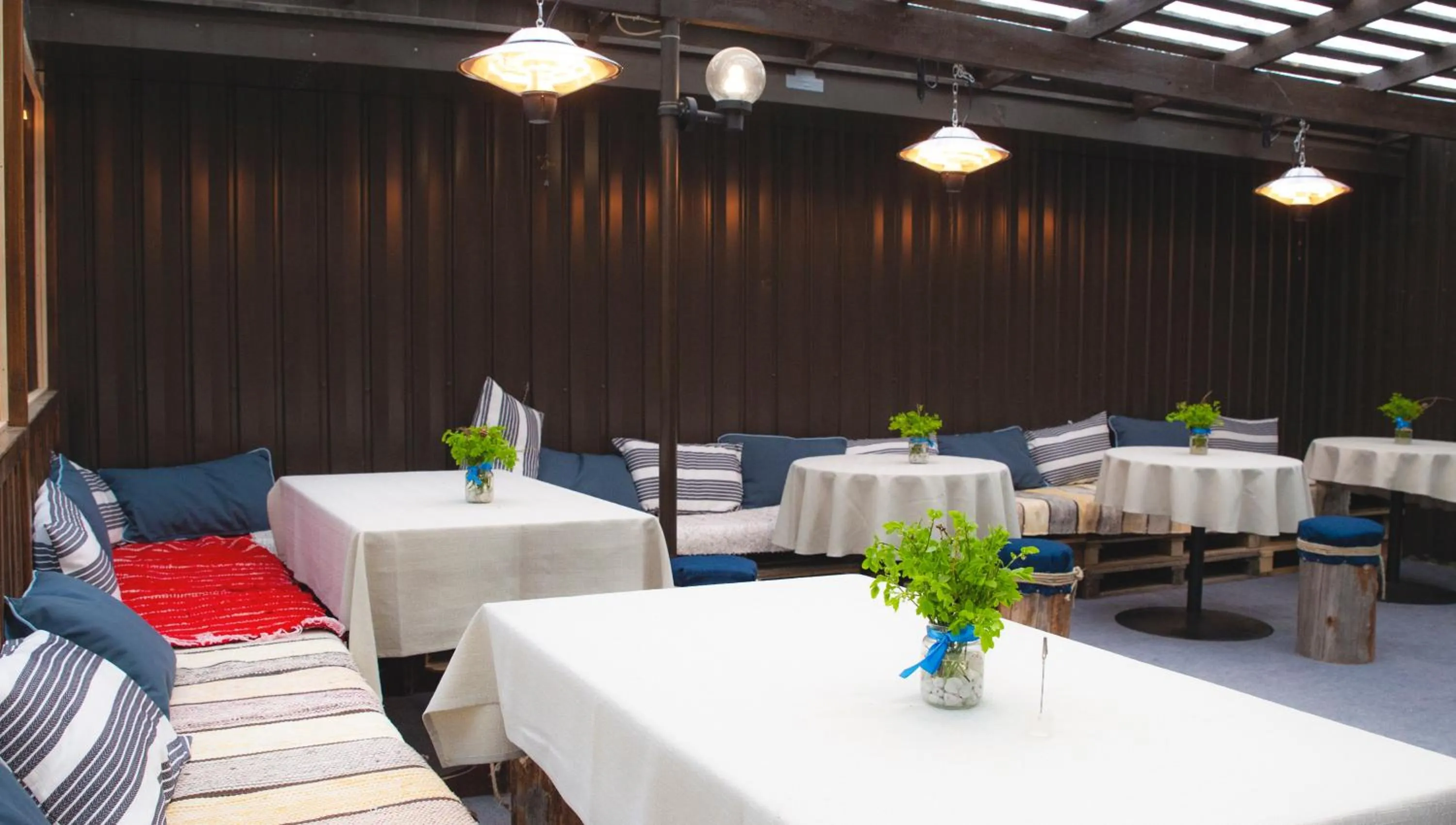 Restaurant/places to eat in Hotelli Peltohovi