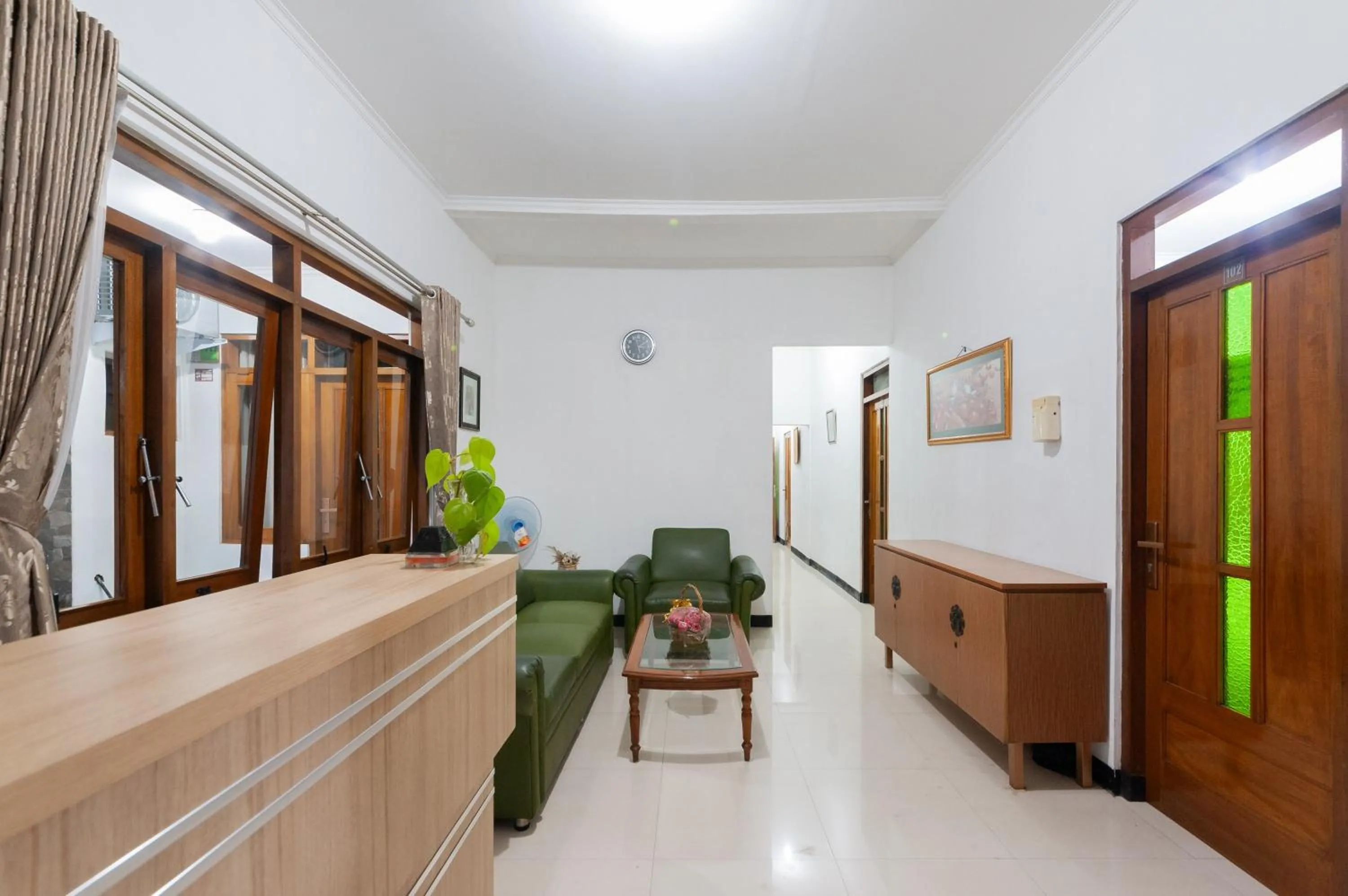 Living room in RedDoorz at Batutulis Bogor by House of M