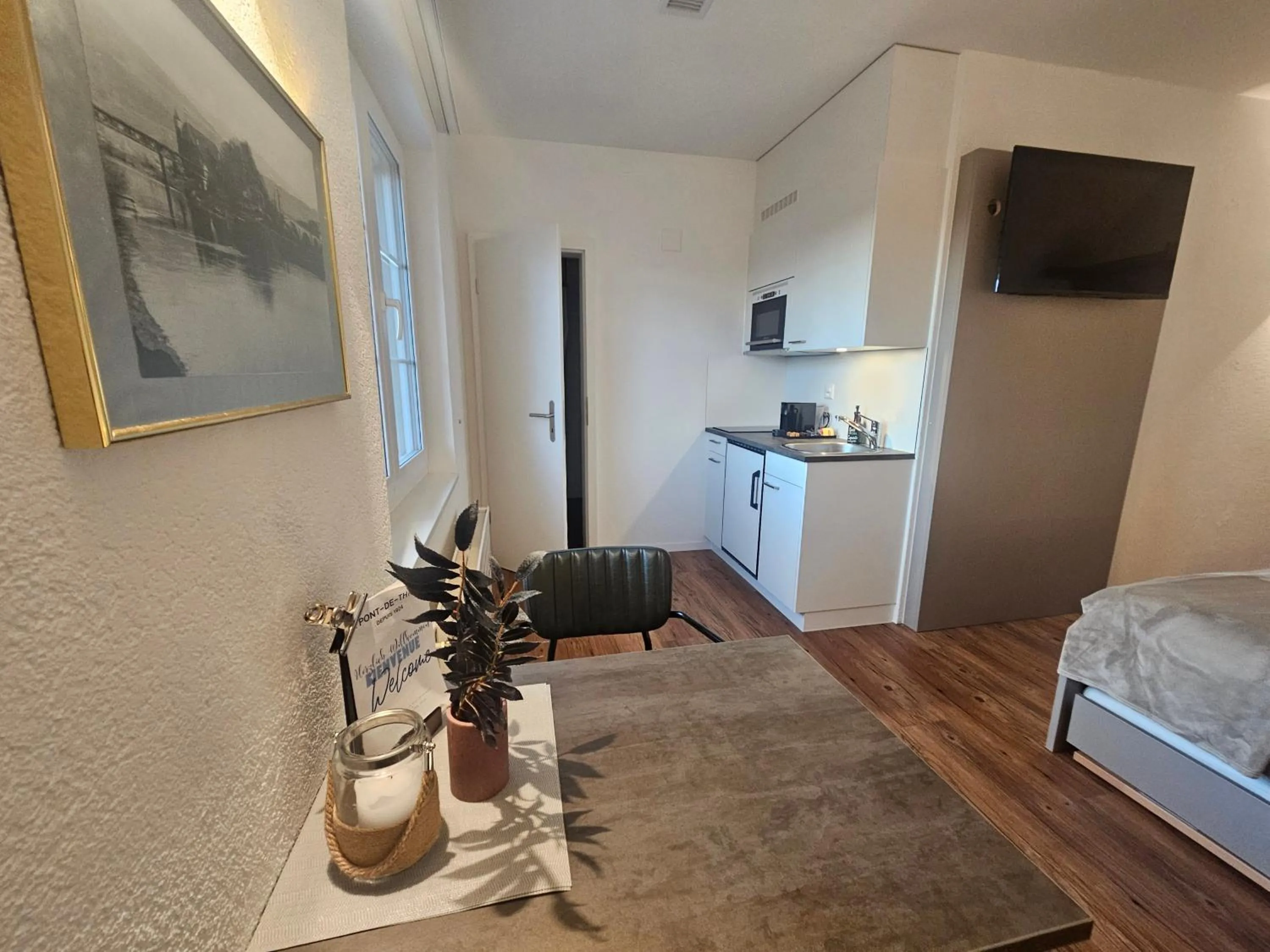 stove, Bed in Apart-Hôtel Pont-de-Thielle