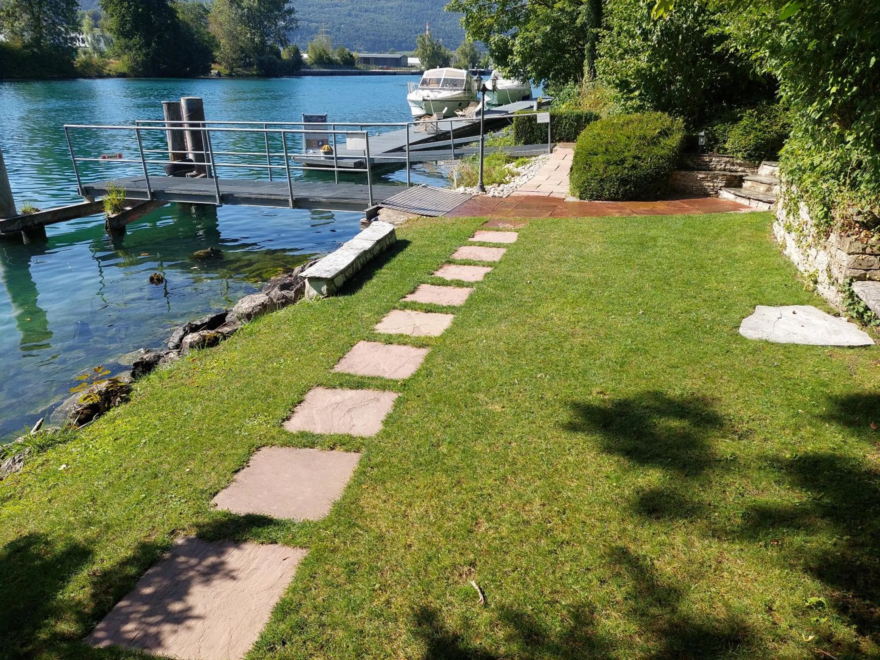 Garden in Apart-Hôtel Pont-de-Thielle