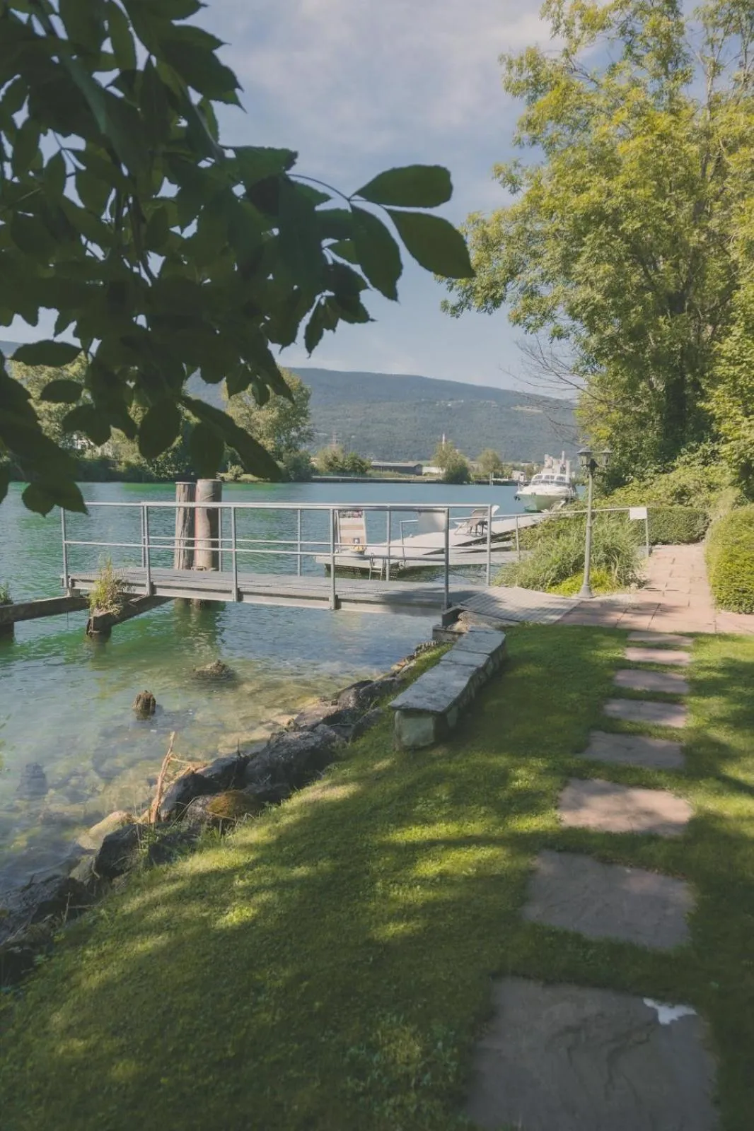 Natural landscape in Apart-Hôtel Pont-de-Thielle