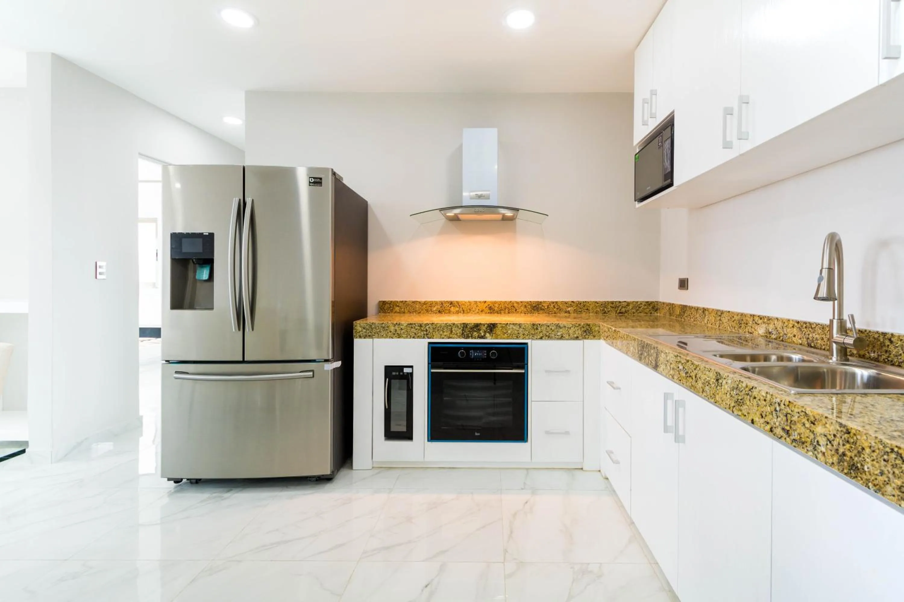 Palmarena Rooms & Residences - Long Stay Comfort with Parking, Sauna, Gym & Pool - Steps from 5th Avenue