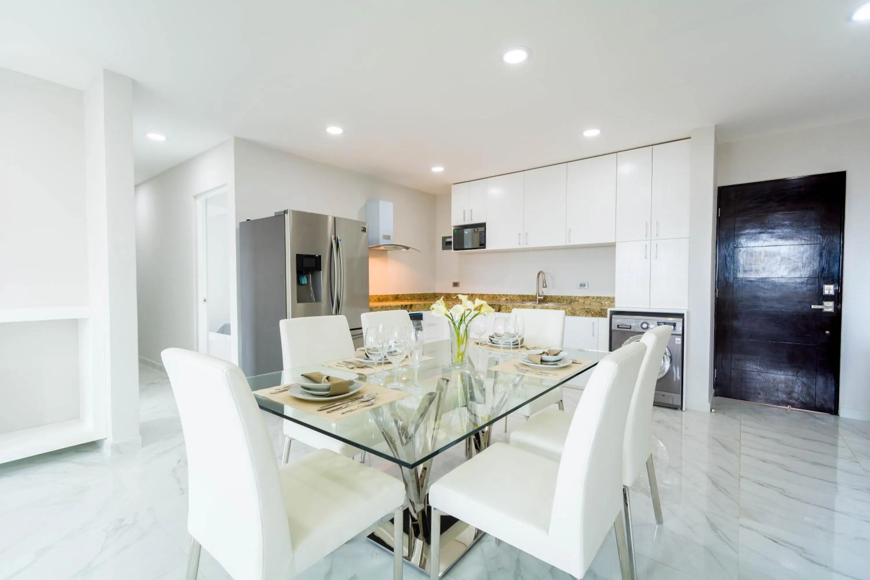 Palmarena Rooms & Residences - Long Stay Comfort with Parking, Sauna, Gym & Pool - Steps from 5th Avenue