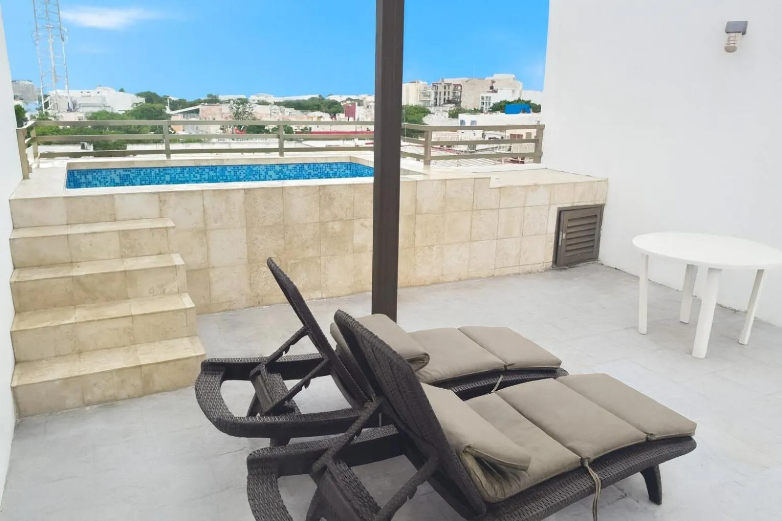 Palmarena Rooms & Residences - Long Stay Comfort with Parking, Sauna, Gym & Pool - Steps from 5th Avenue