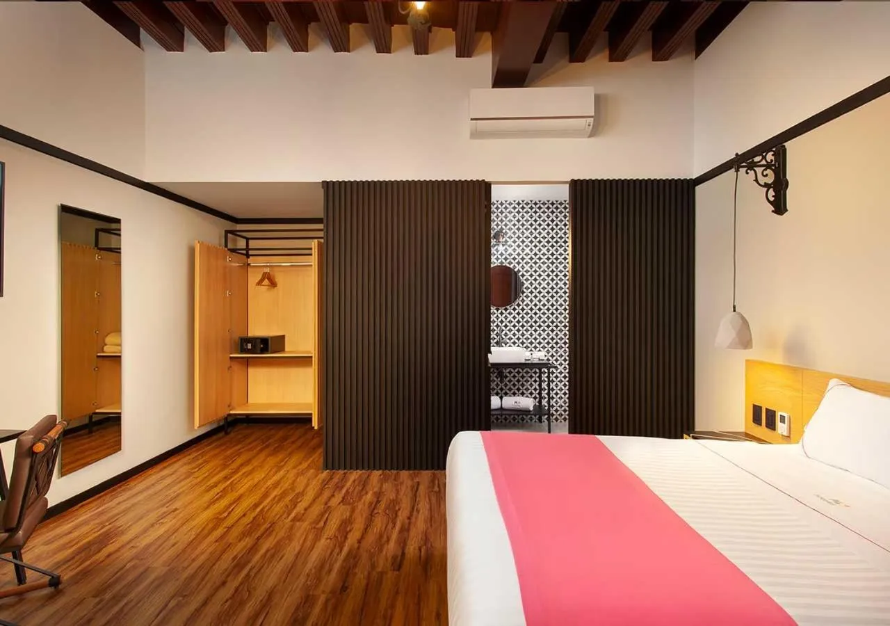 Bathroom, Bed in Hotel MX más centro CDMX, Trademark Collection by Wyndham