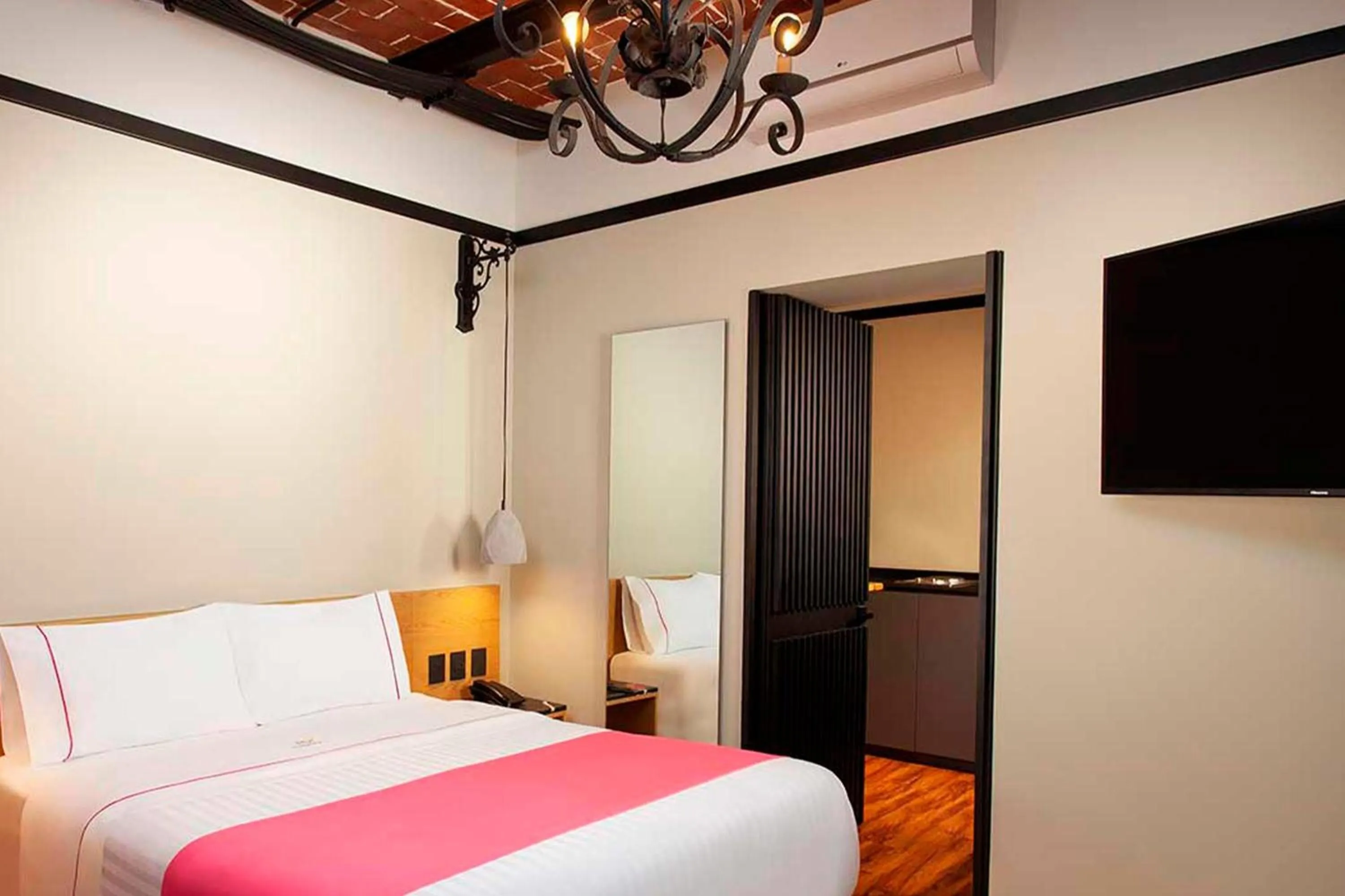 Photo of the whole room, Bed in Hotel MX más centro CDMX, Trademark Collection by Wyndham