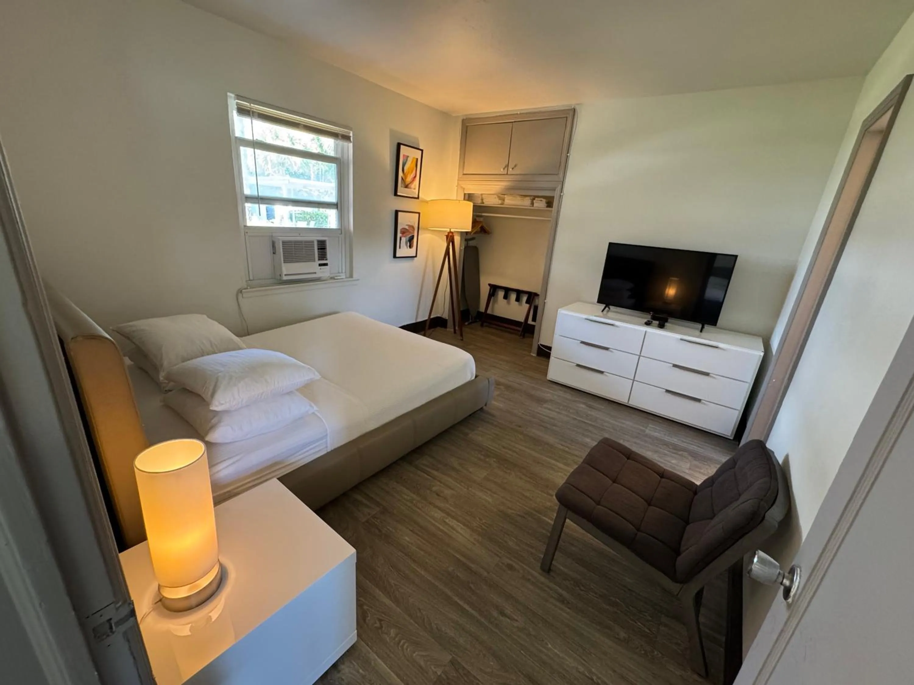 Bed in Rolo Beach Hotel