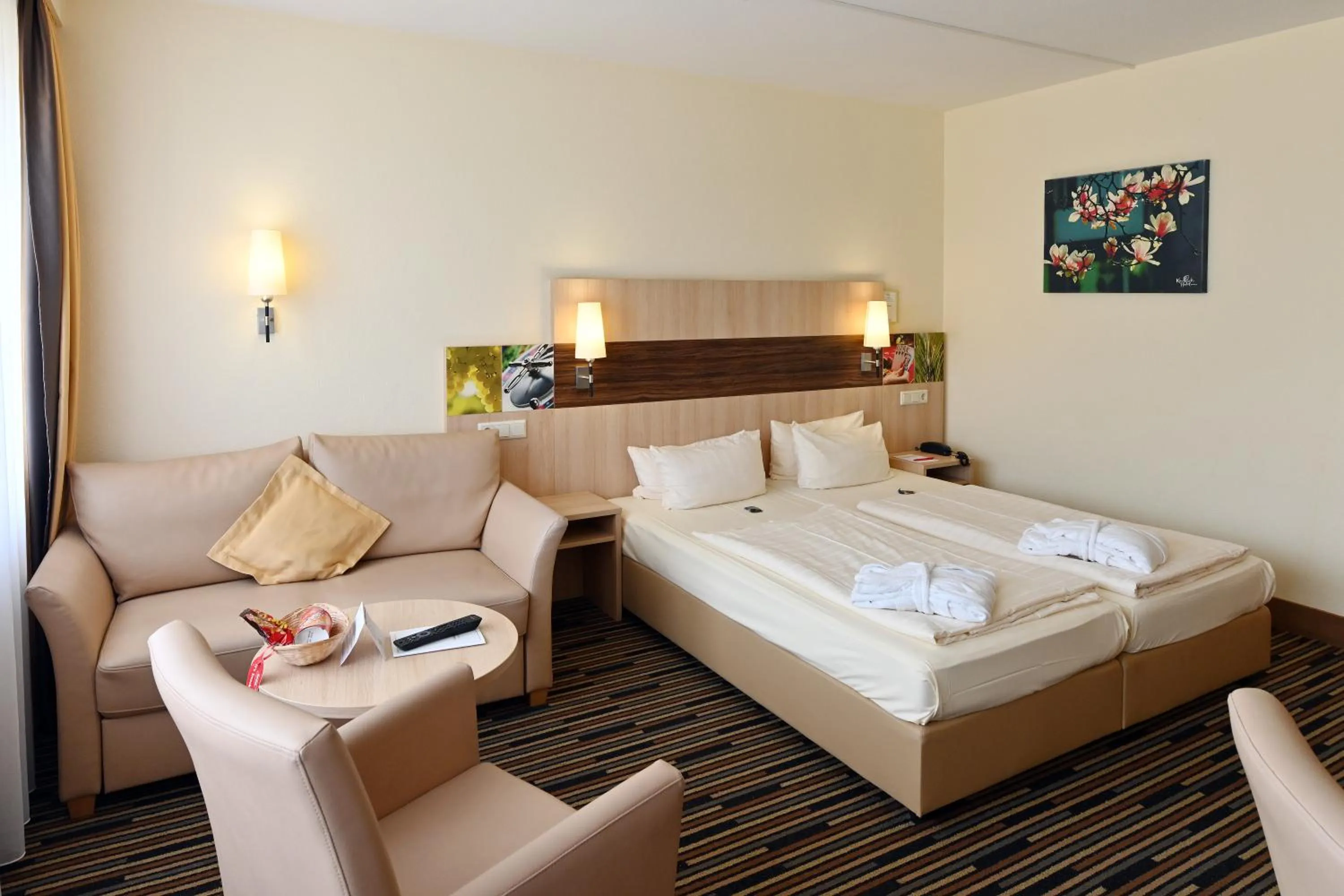 Photo of the whole room, Bed in Kurpark-Hotel
