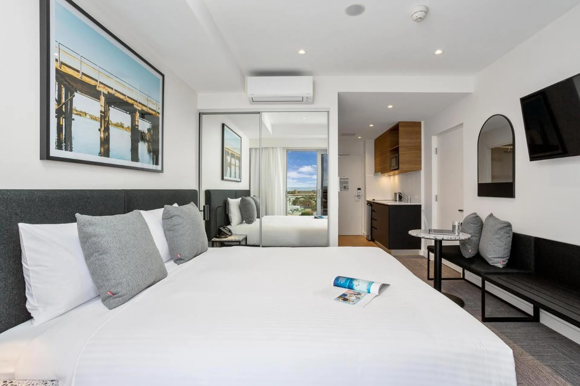 Kitchen or kitchenette, Bed in Quest Perth Ascot