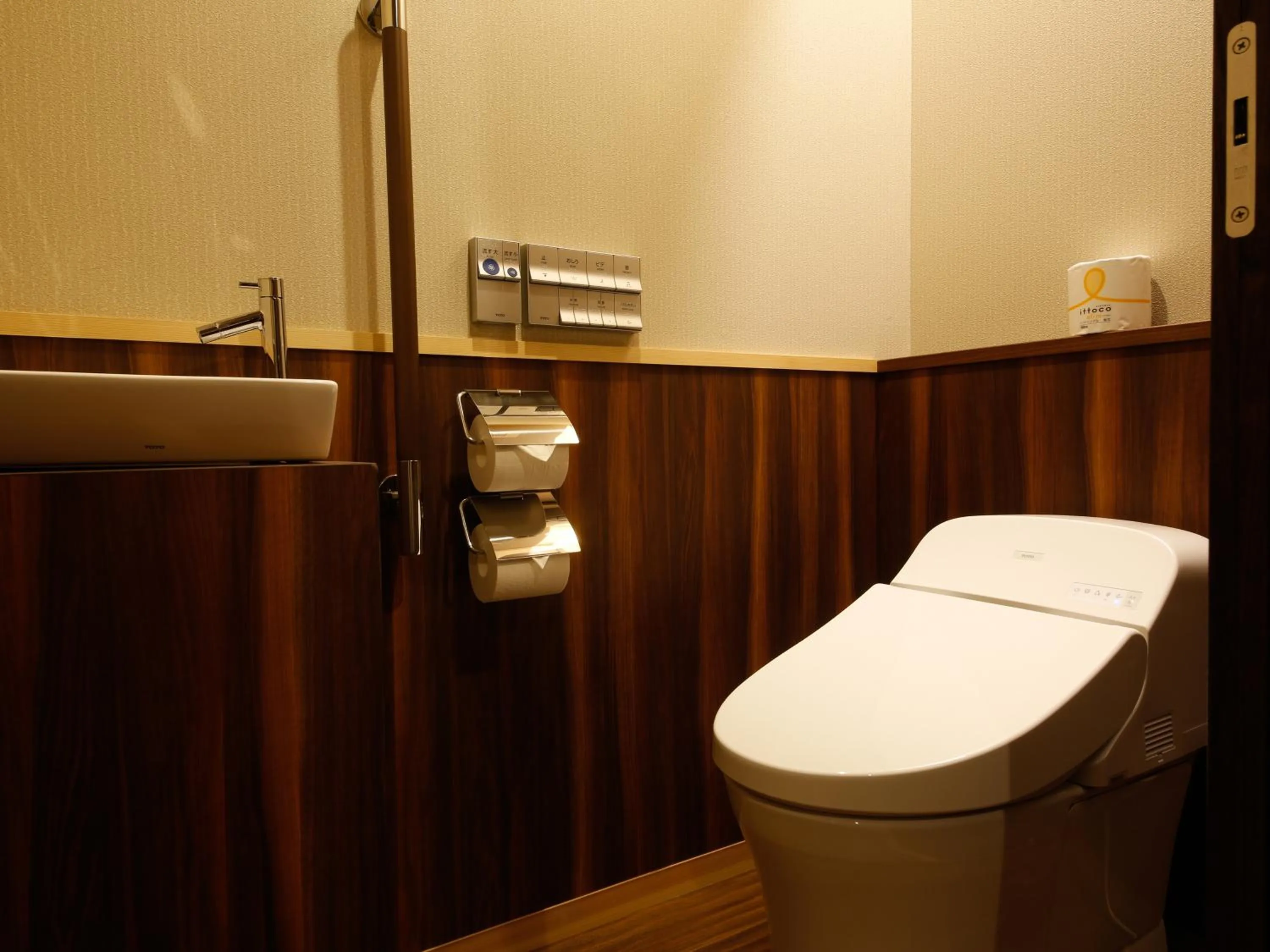 Toilet in Awaji Hamarikyu Takumi