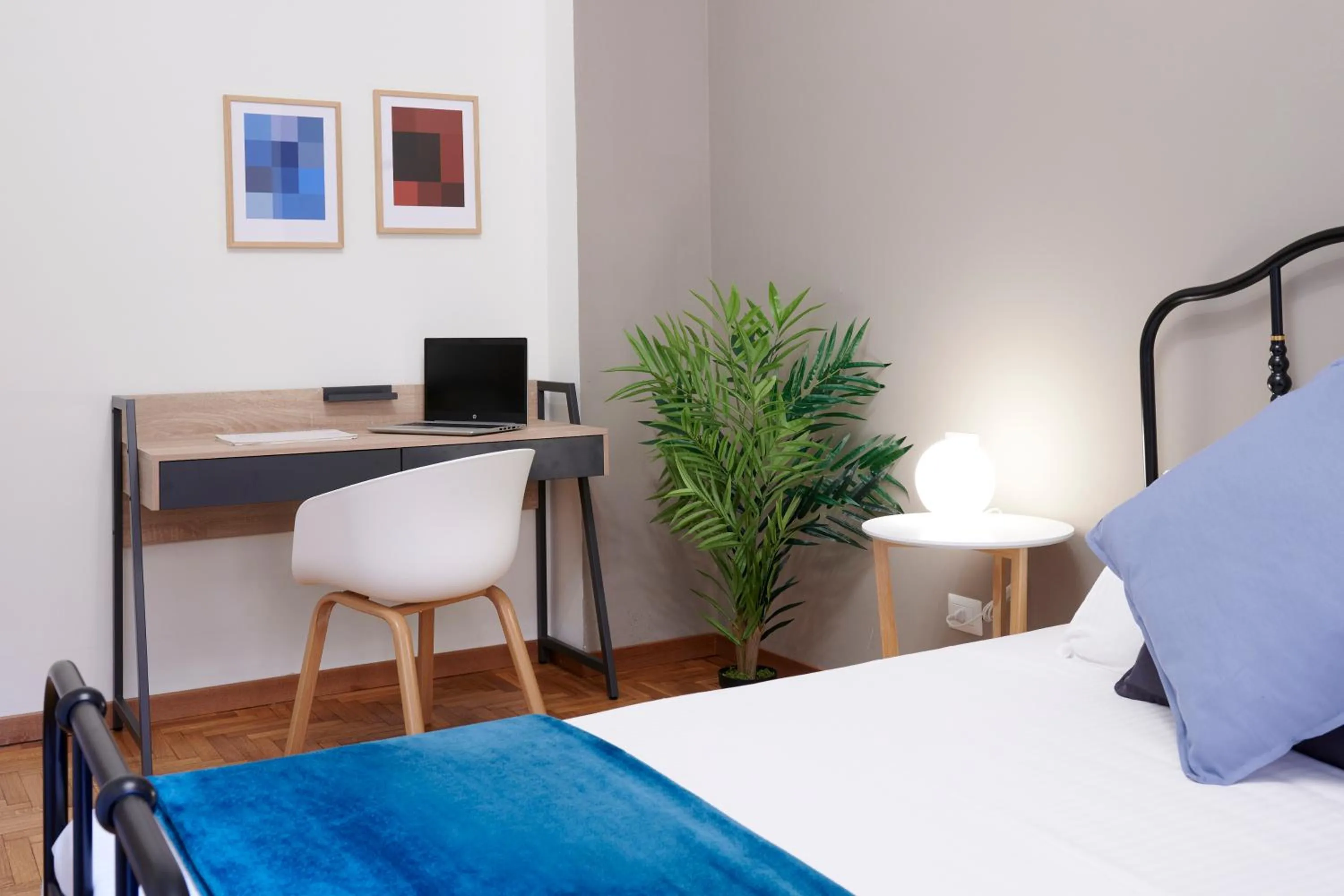 Seating area, Bed in RED RIBBON