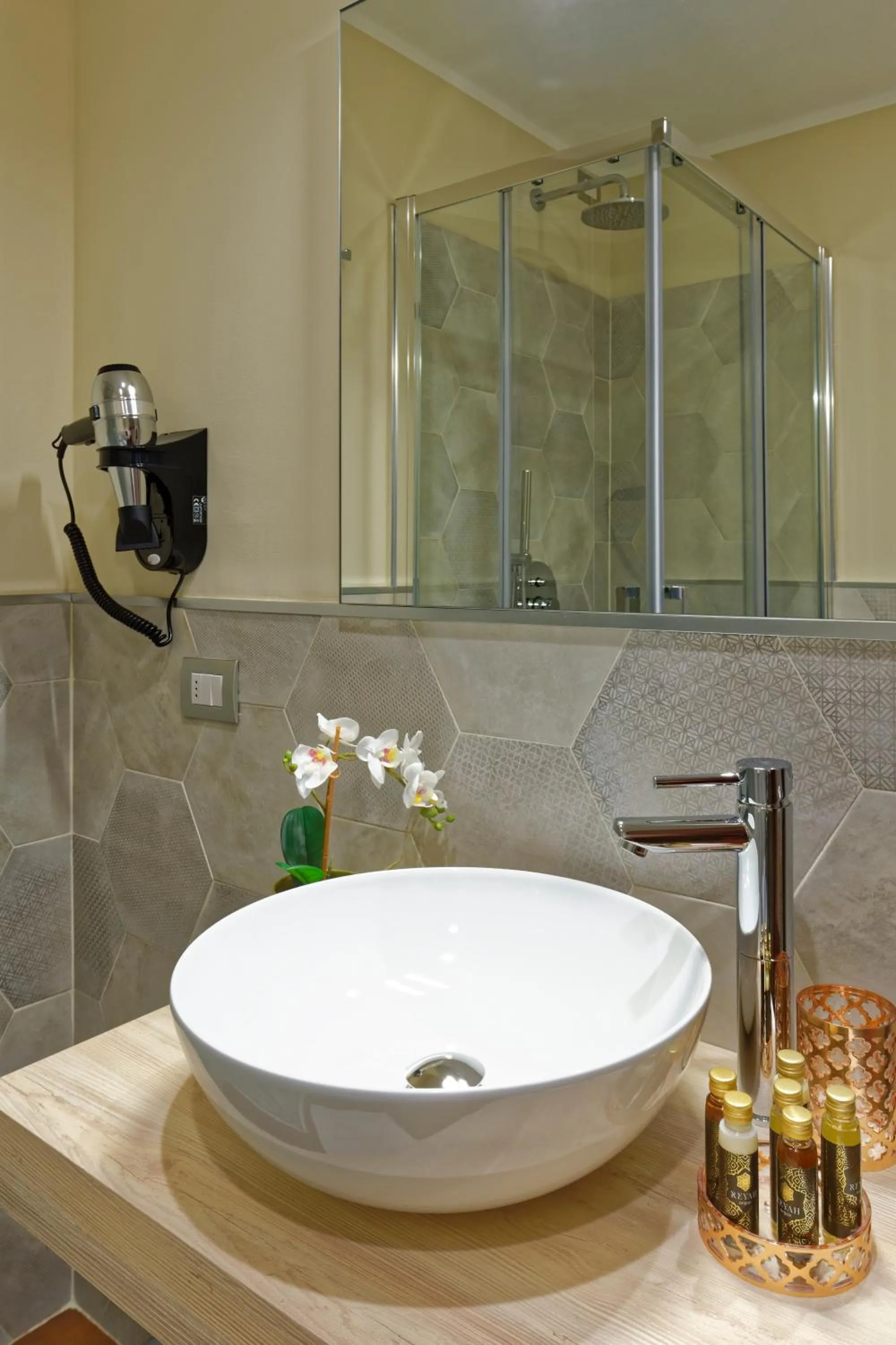 Bathroom in RED RIBBON