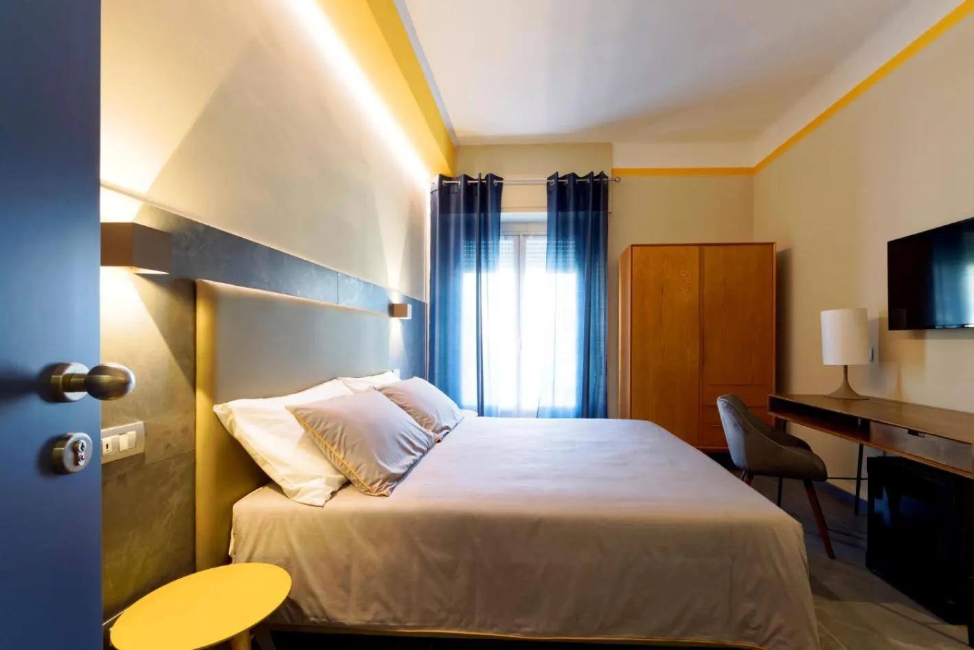 Bedroom, Bed in GREEN RIBBON