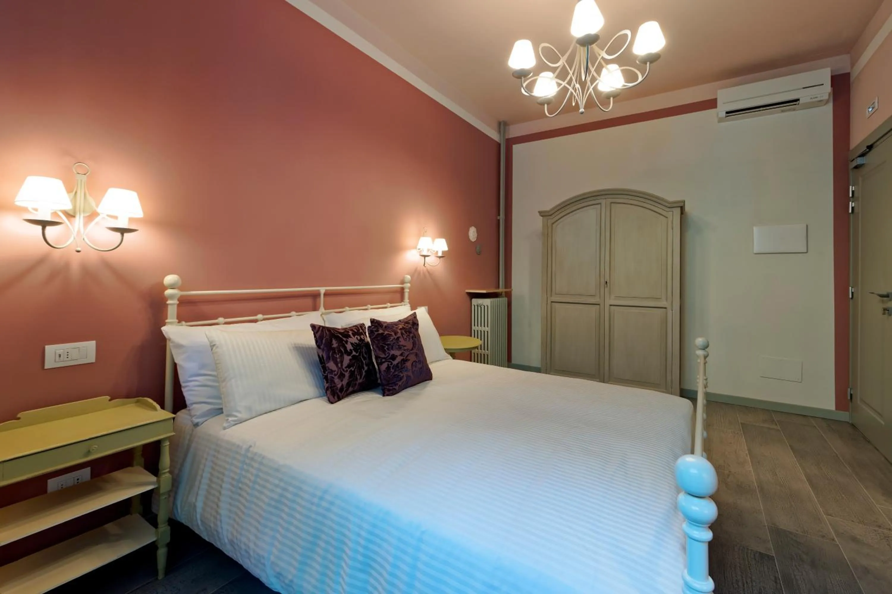 Bedroom, Bed in WHITE RIBBON