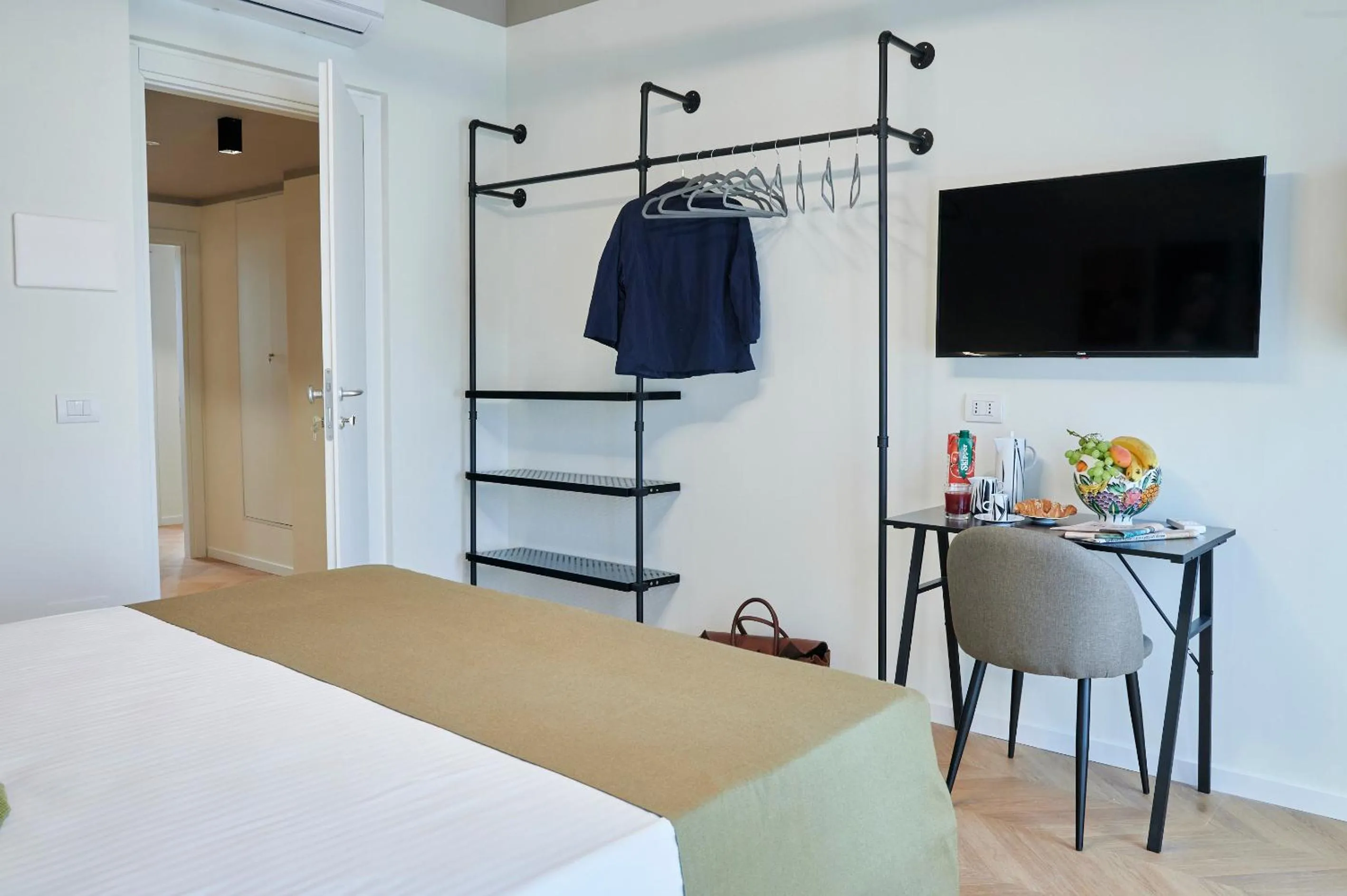 wardrobe, Bed in WHITE RIBBON