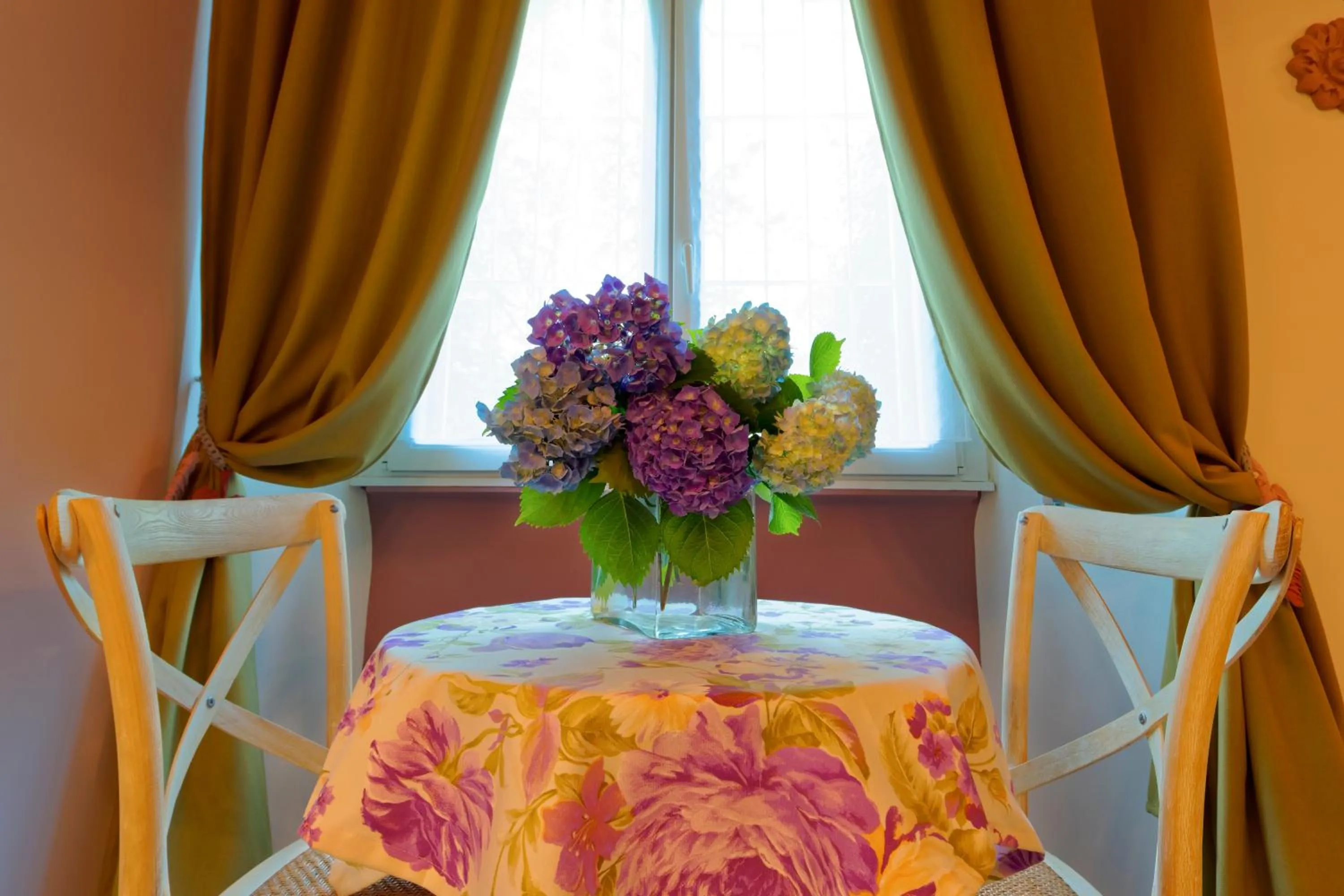 Decorative detail in WHITE RIBBON