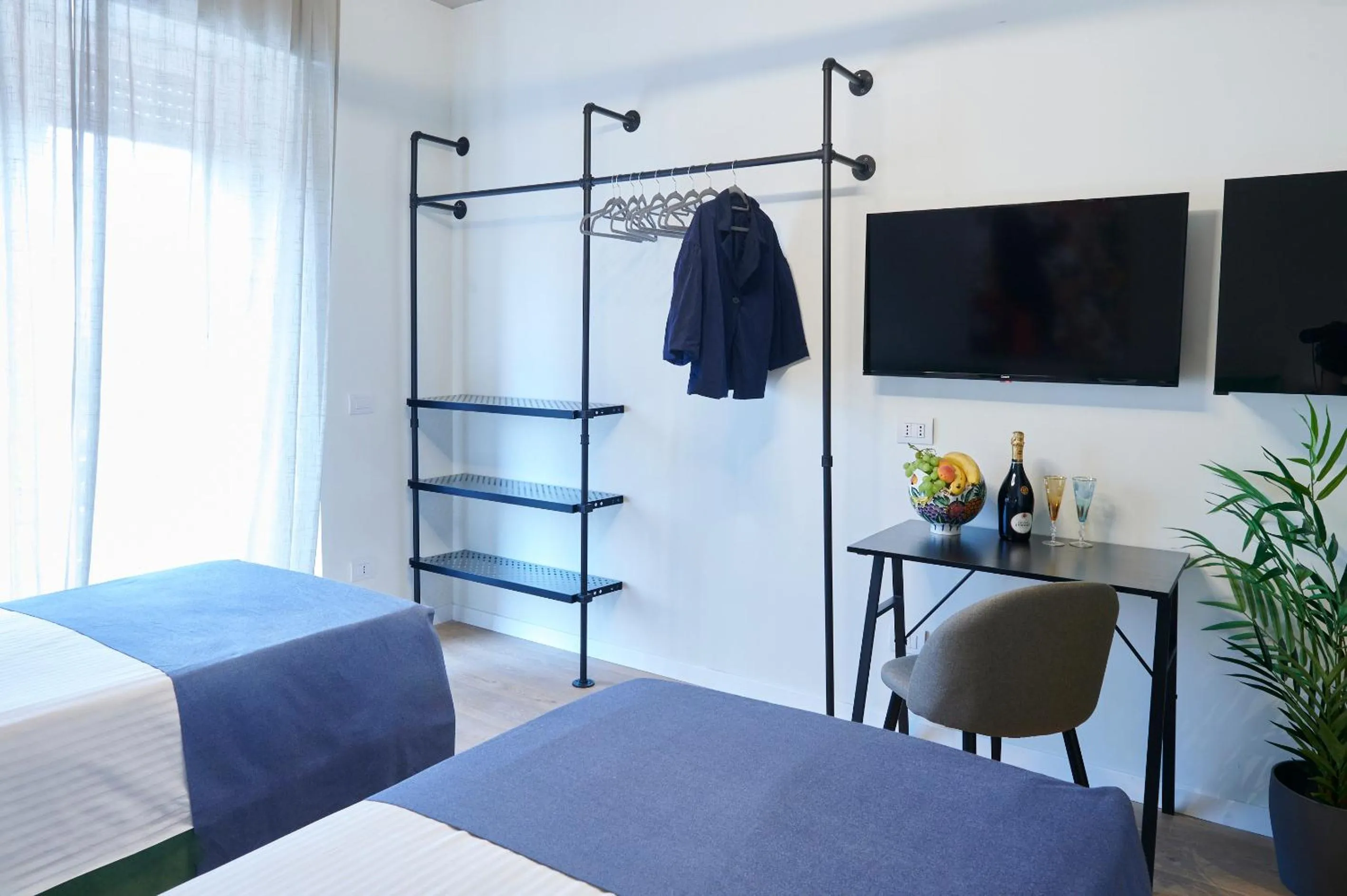 hair dresser, Bed in WHITE RIBBON