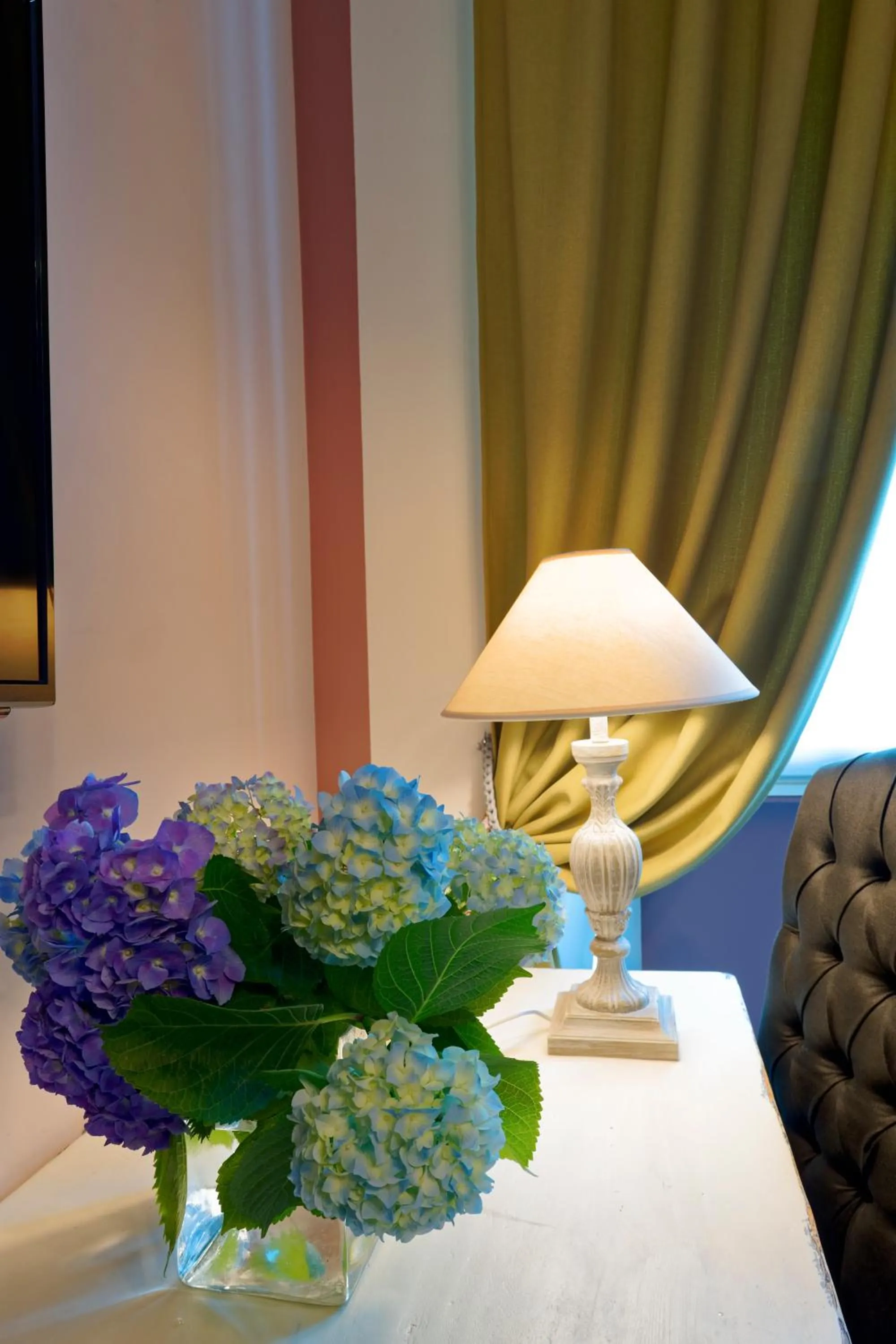 Decorative detail in WHITE RIBBON