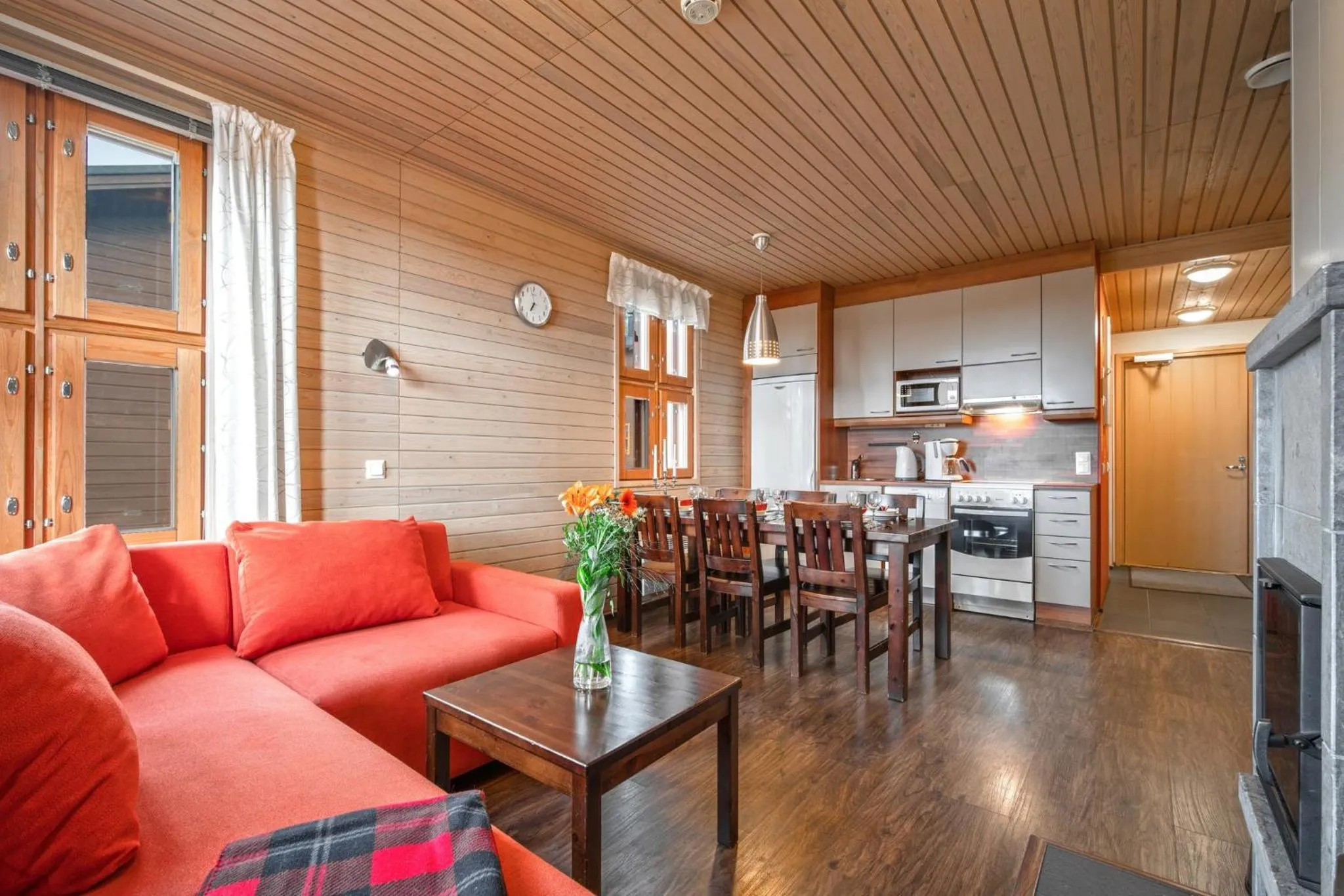 Seating area in Ski-Inn AurinkoRinne