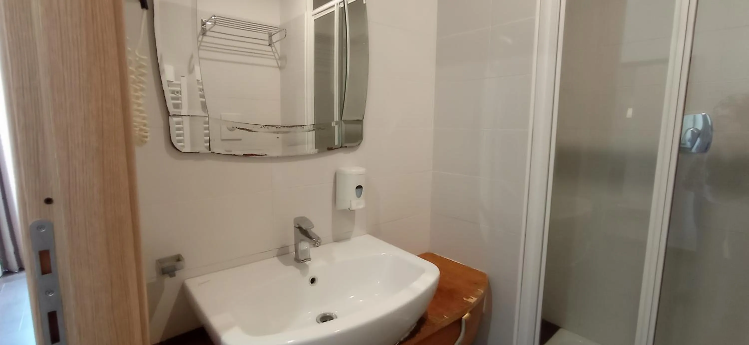 Bathroom in Rome Travellers Hotel