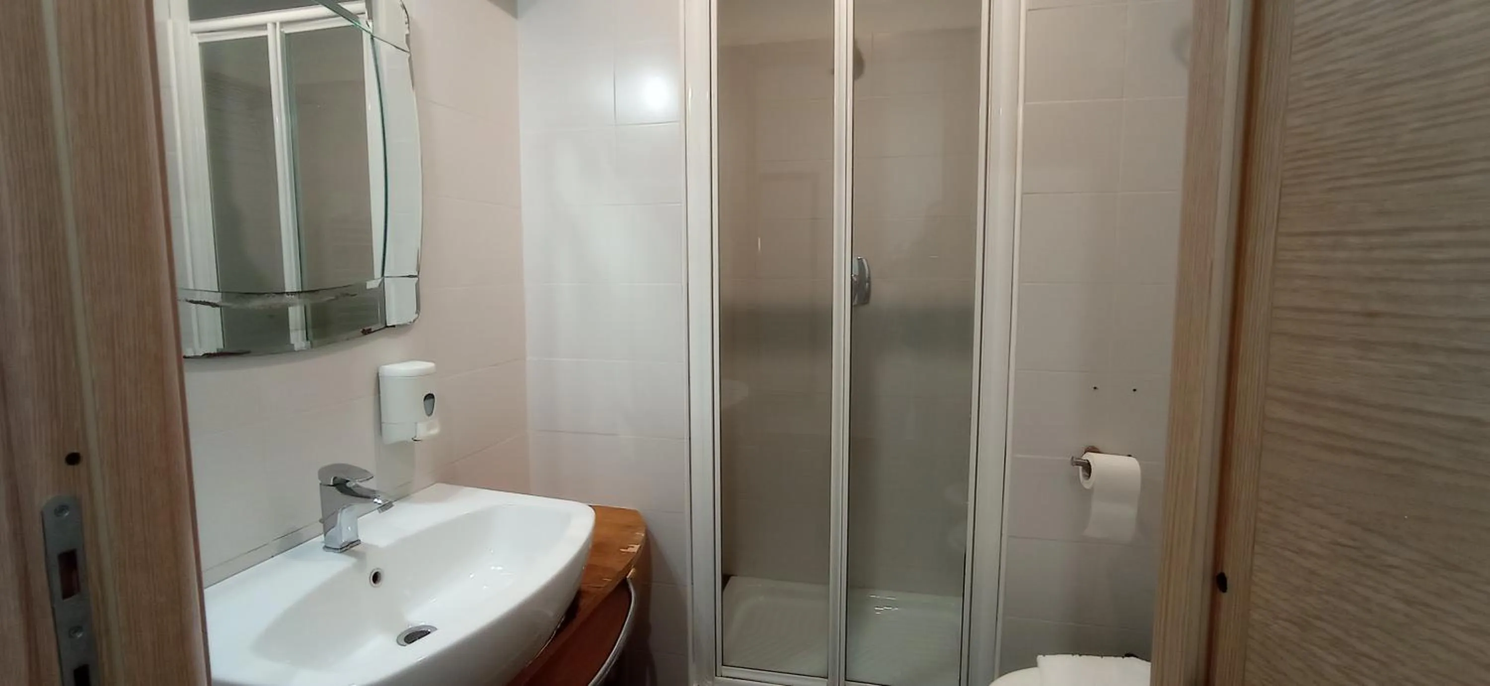 Bathroom in Rome Travellers Hotel