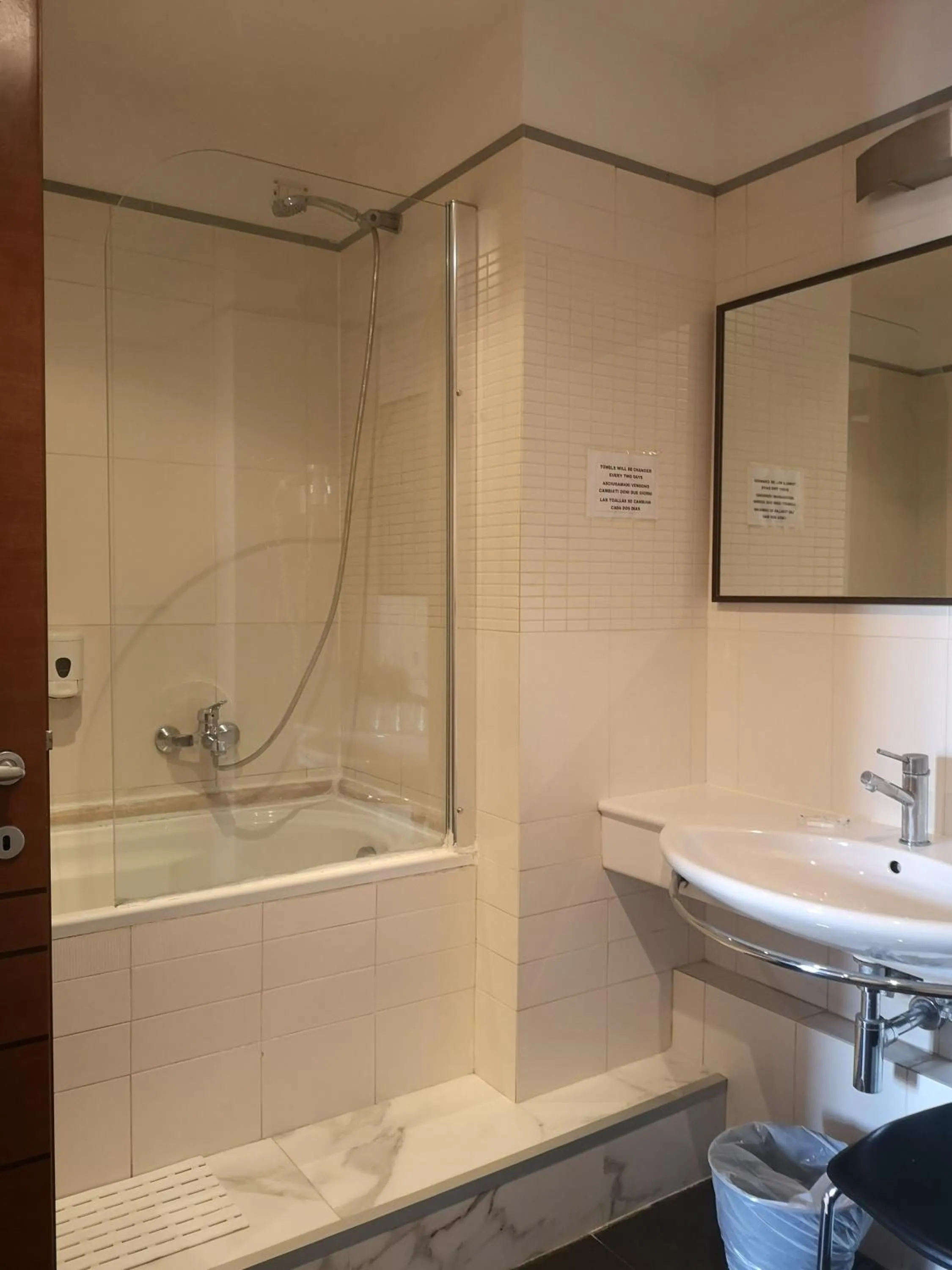 Bathroom in Rome Travellers Hotel