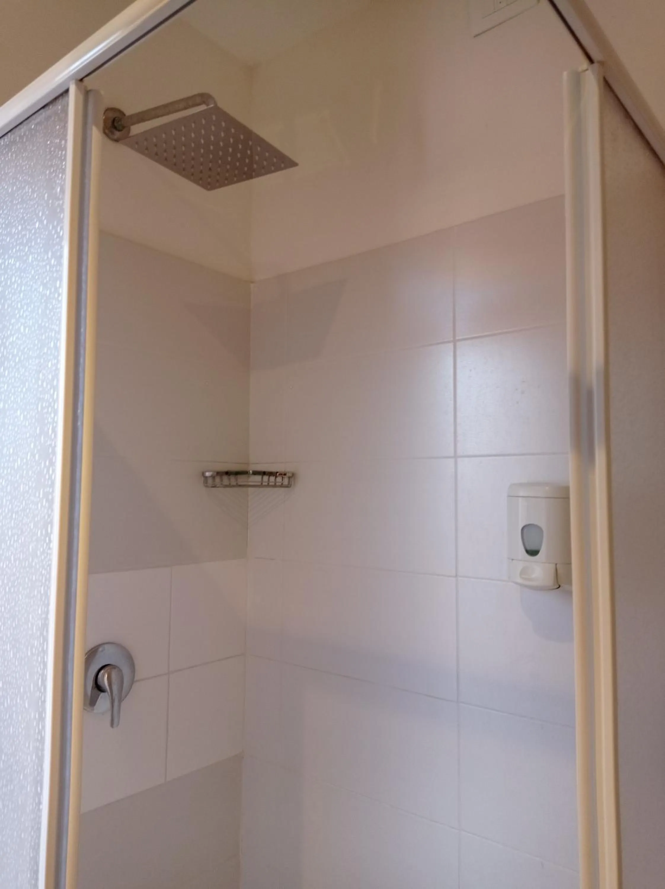 Bathroom in Rome Travellers Hotel