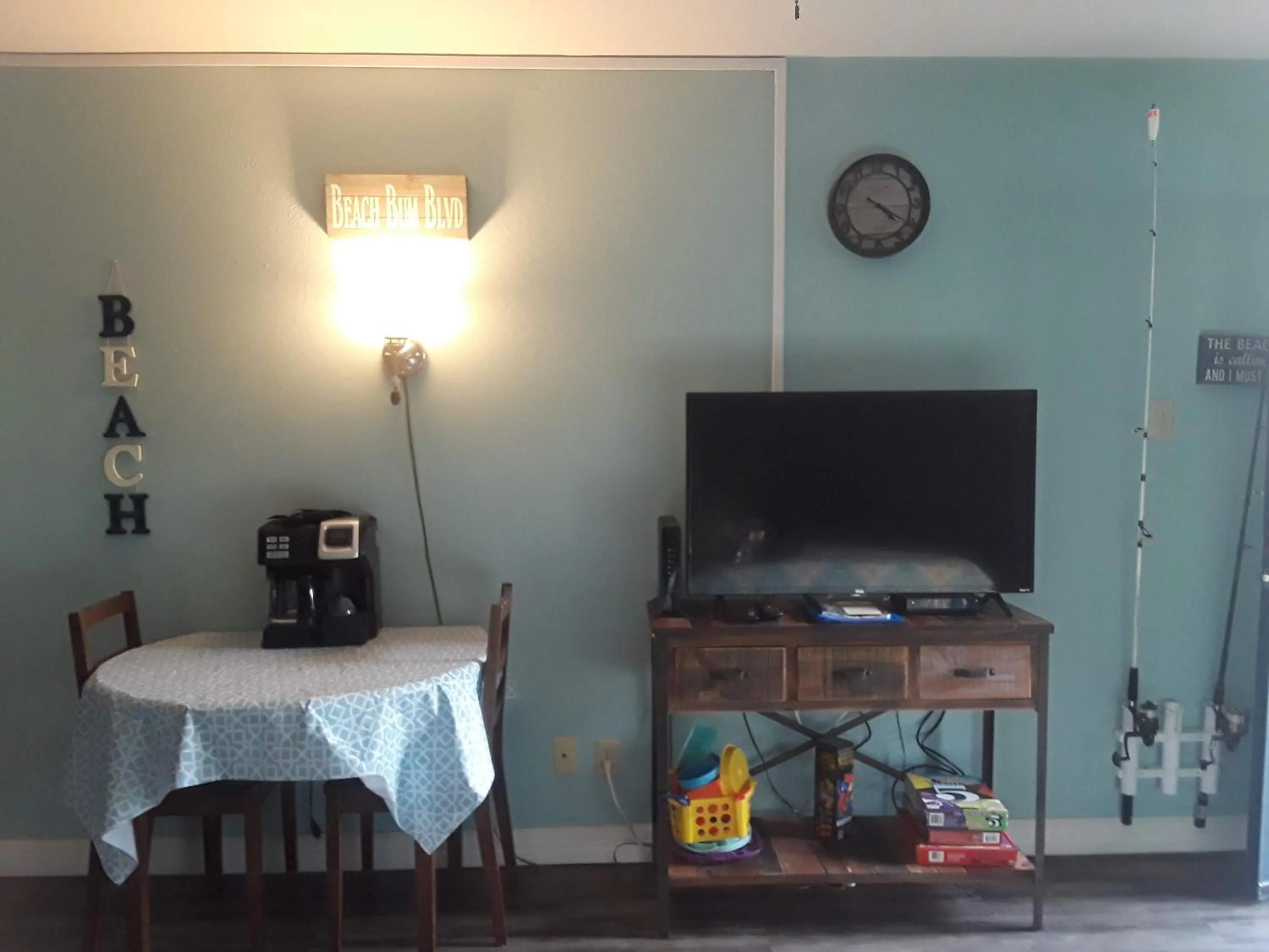 TV and multimedia in Benjamin's Pier at Laguna Reef Resort