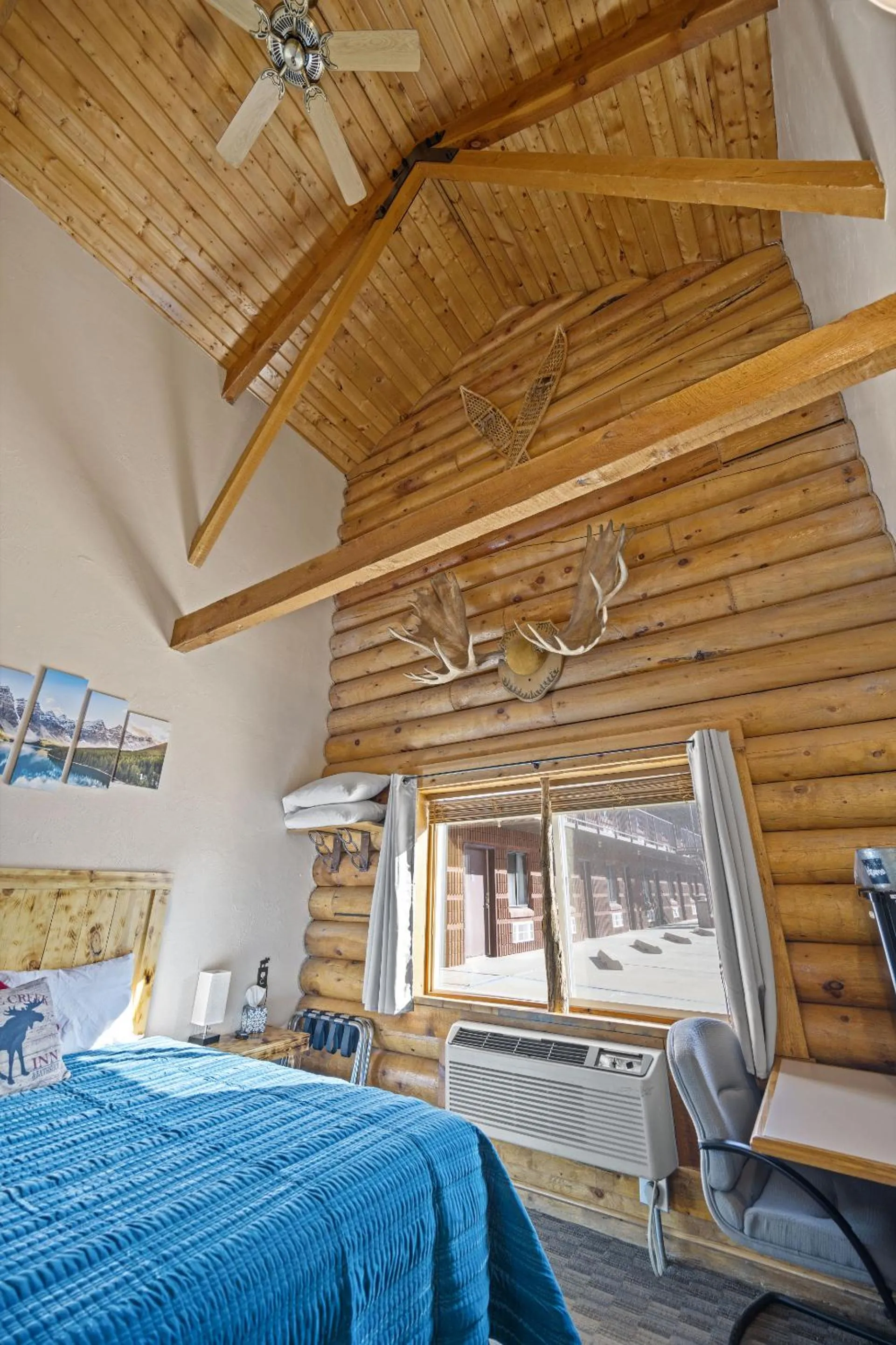 Bedroom, Bed in Ponderosa Inn