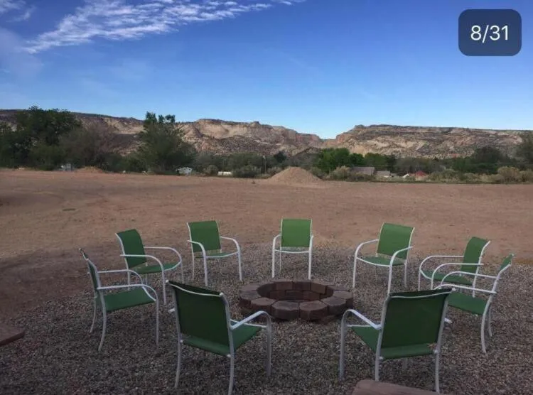 Queen Room in Ponderosa Inn
