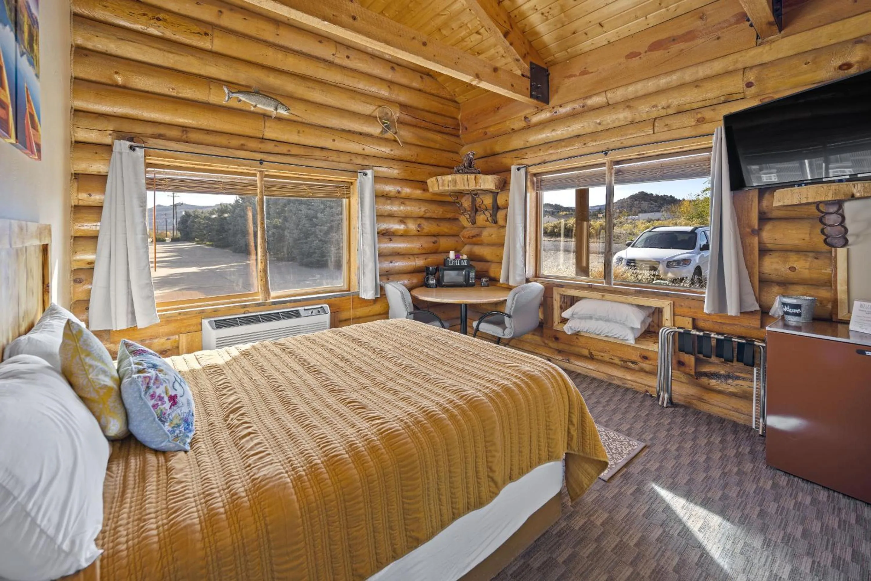 Bedroom, Bed in Ponderosa Inn