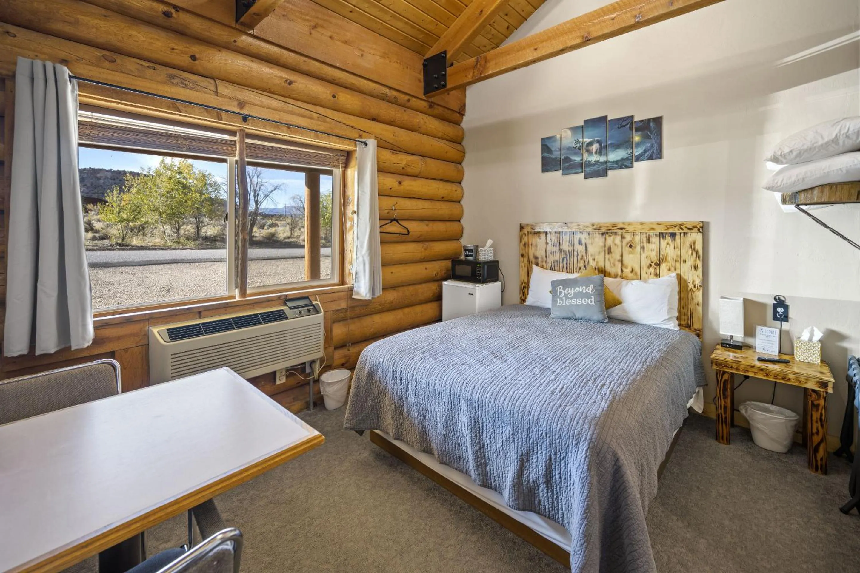 Bedroom, Bed in Ponderosa Inn
