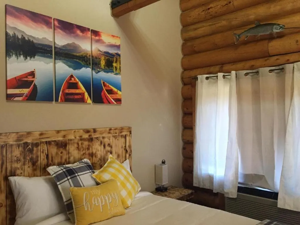 One-Bedroom Family Apartment in Ponderosa Inn