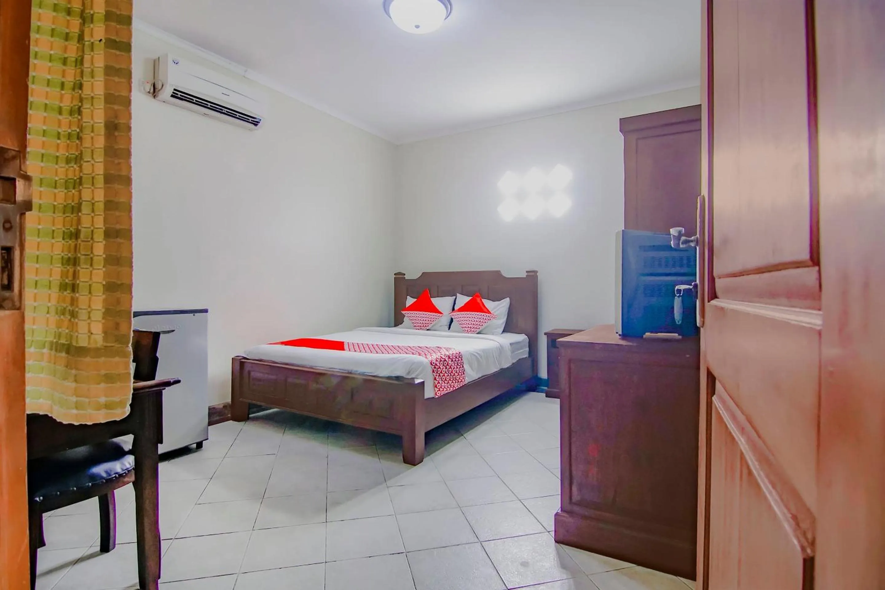 Bedroom, Bed in Hotel O Gayatri Residence