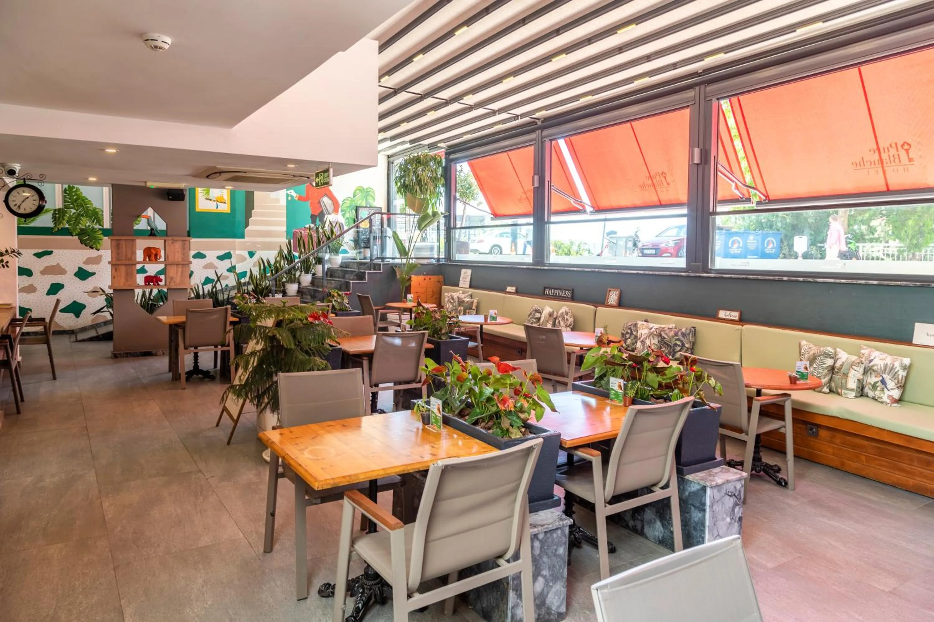 Restaurant/places to eat in Pure Blanche Hotel