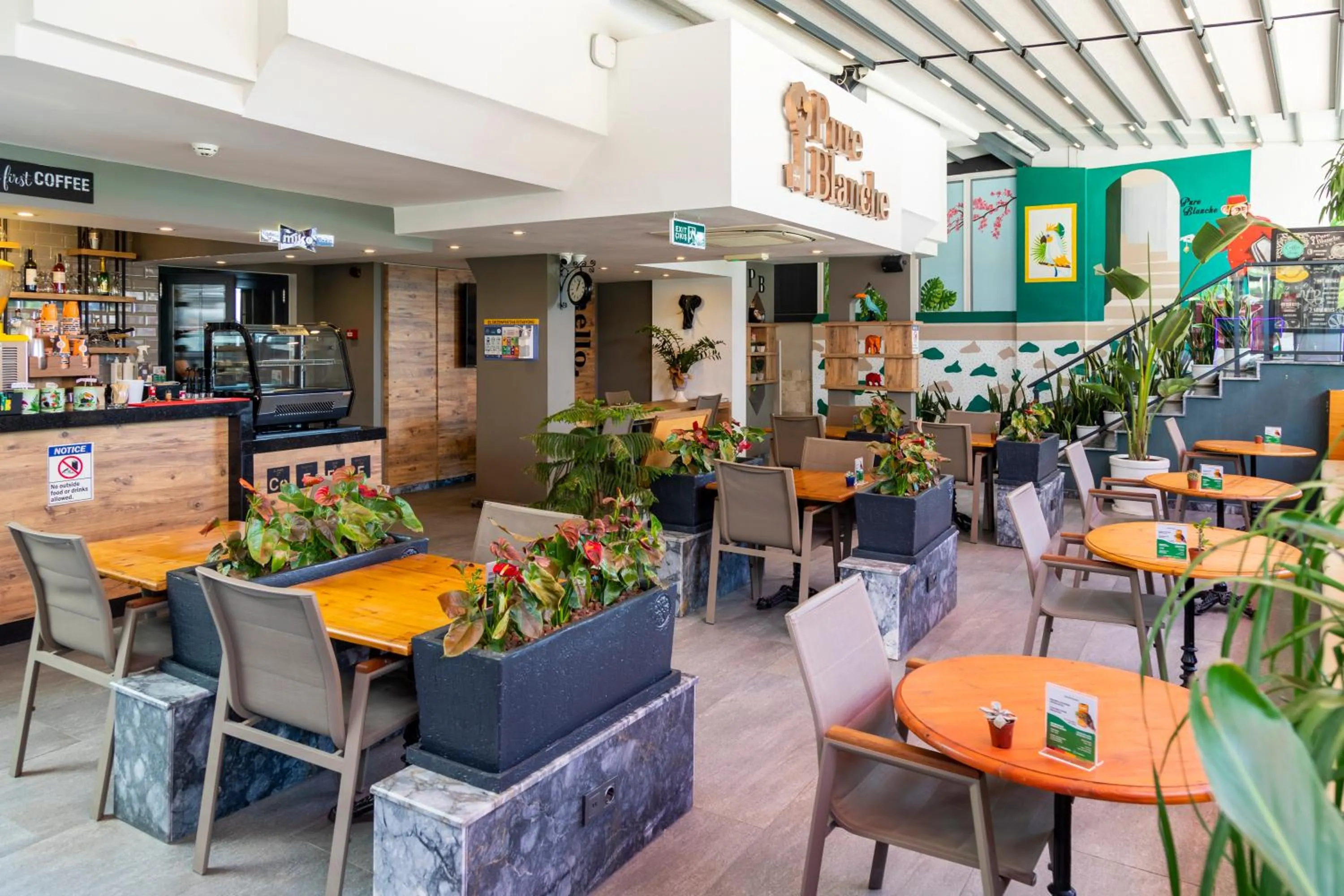 Restaurant/places to eat in Pure Blanche Hotel