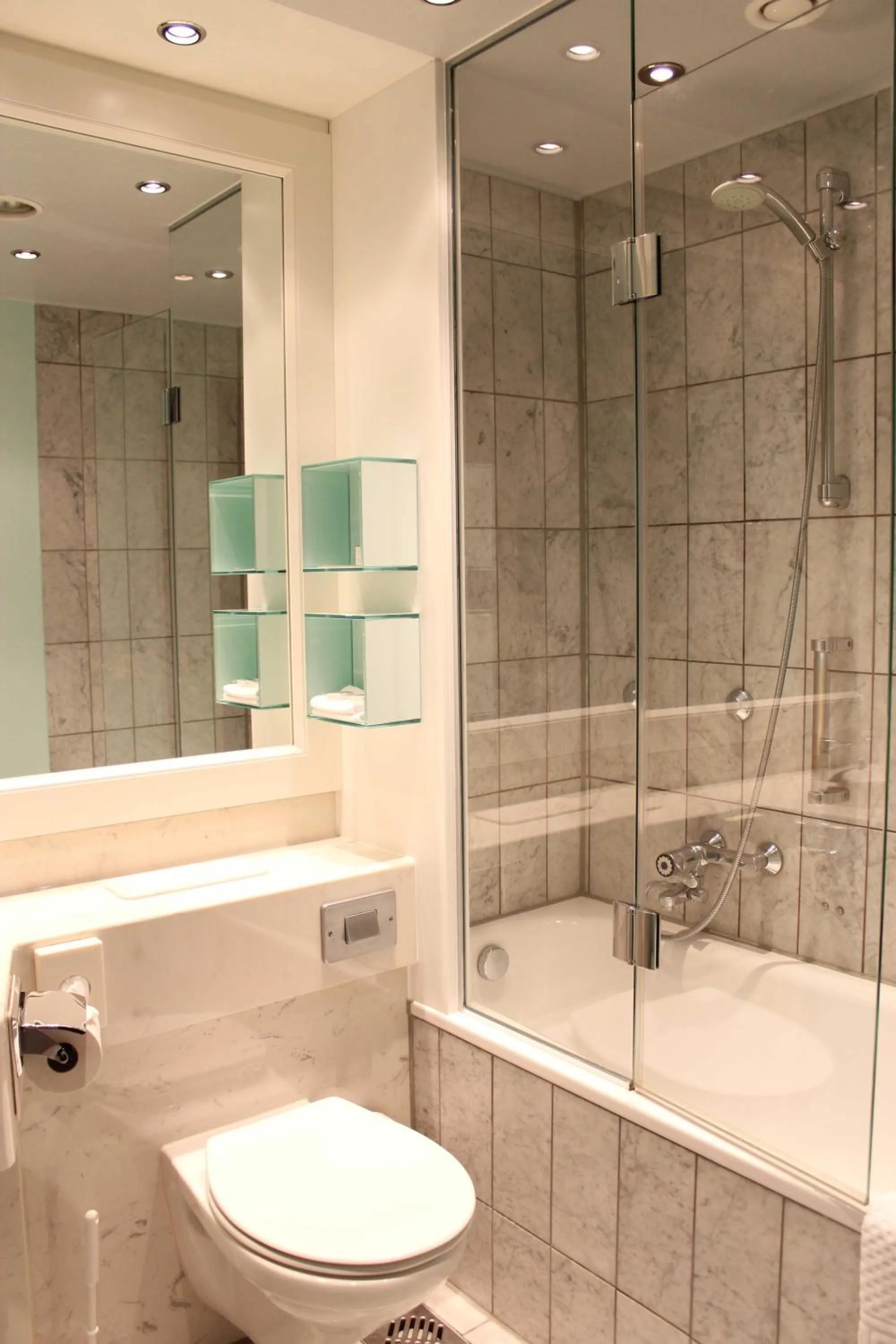 Shower in Mercure Hotel Dortmund Centrum