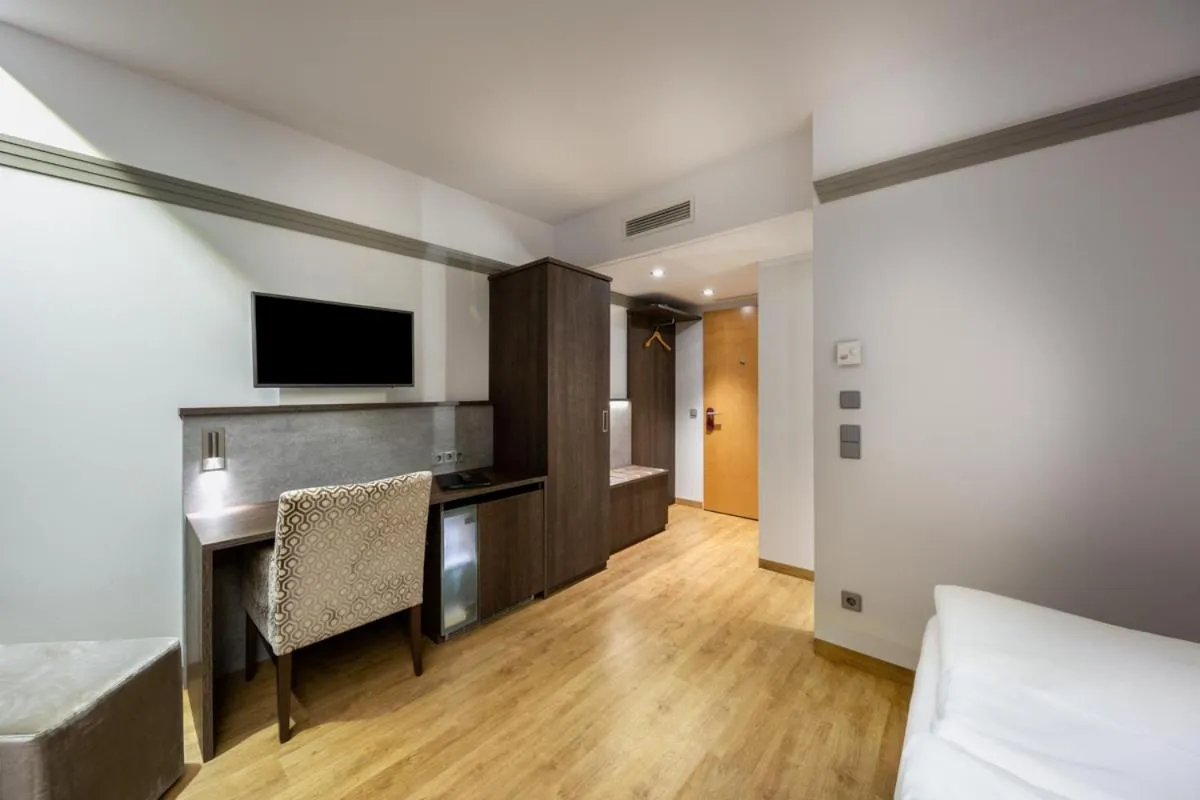 Photo of the whole room, Bed in Kronenhotel