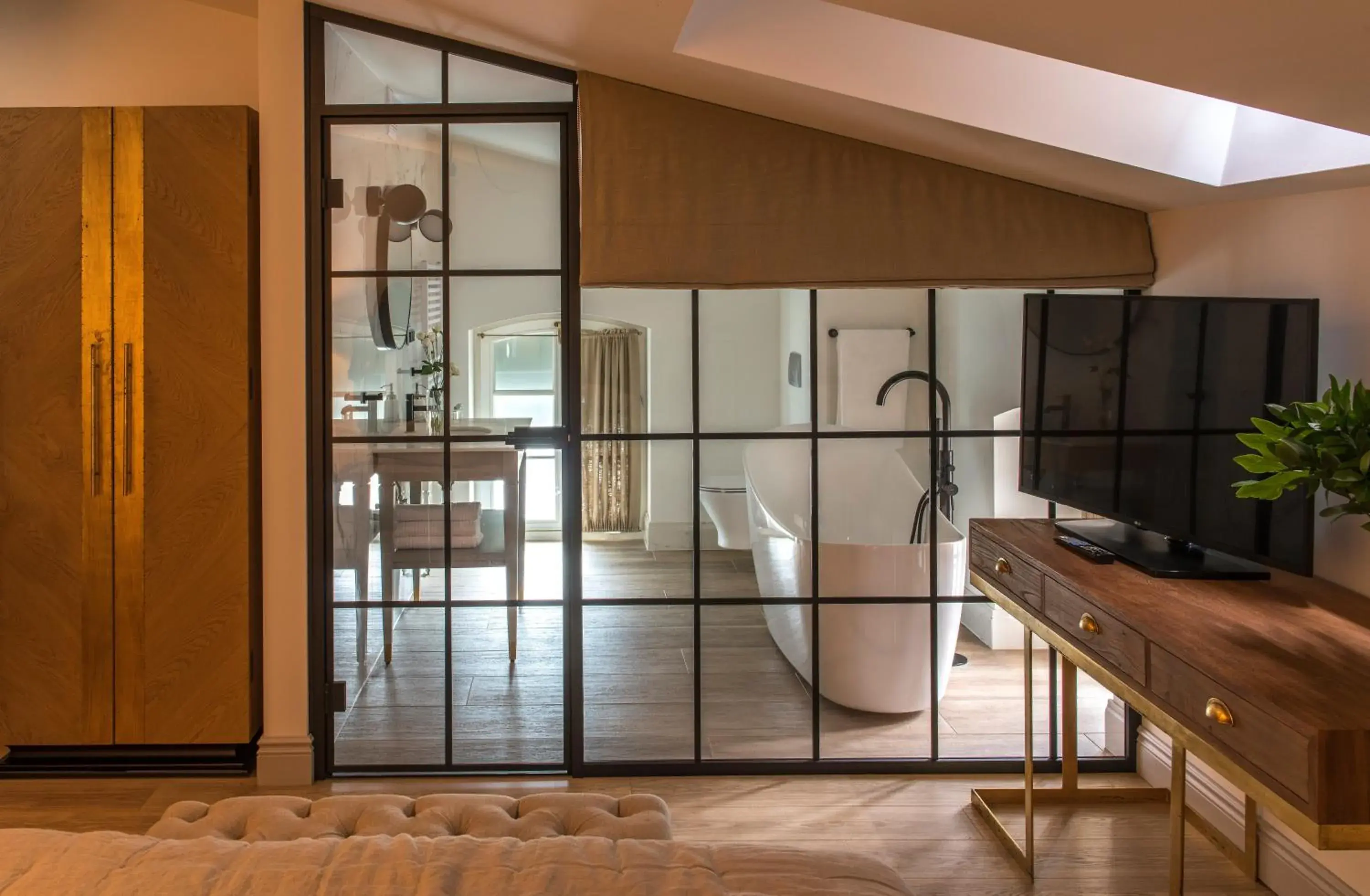 Deluxe Double Room with Bath in Zamek Sarny - Schloss Scharfeneck Deluxe Double Room with Bath in Zamek Sarny - Schloss Scharfeneck