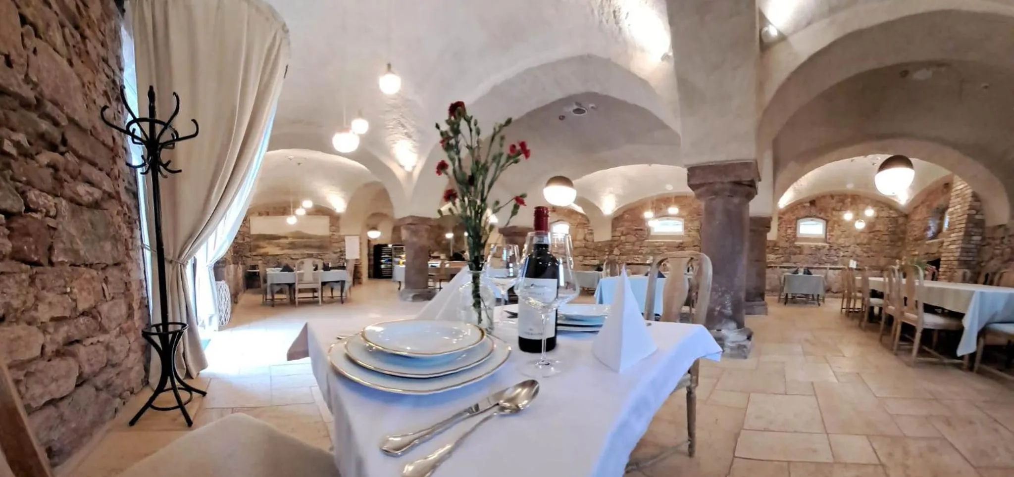 Restaurant/places to eat in Zamek Sarny - Schloss Scharfeneck