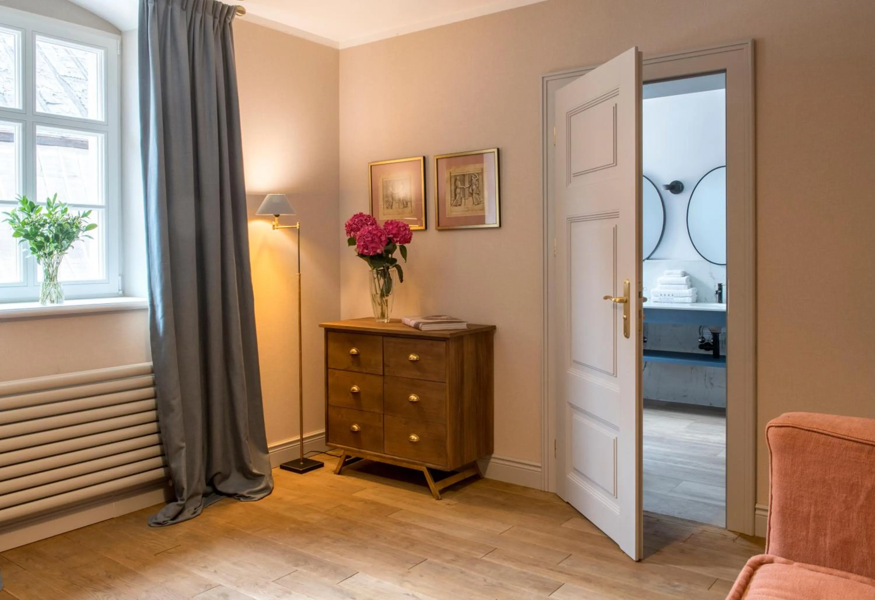 Seating area, Bed in Zamek Sarny - Schloss Scharfeneck