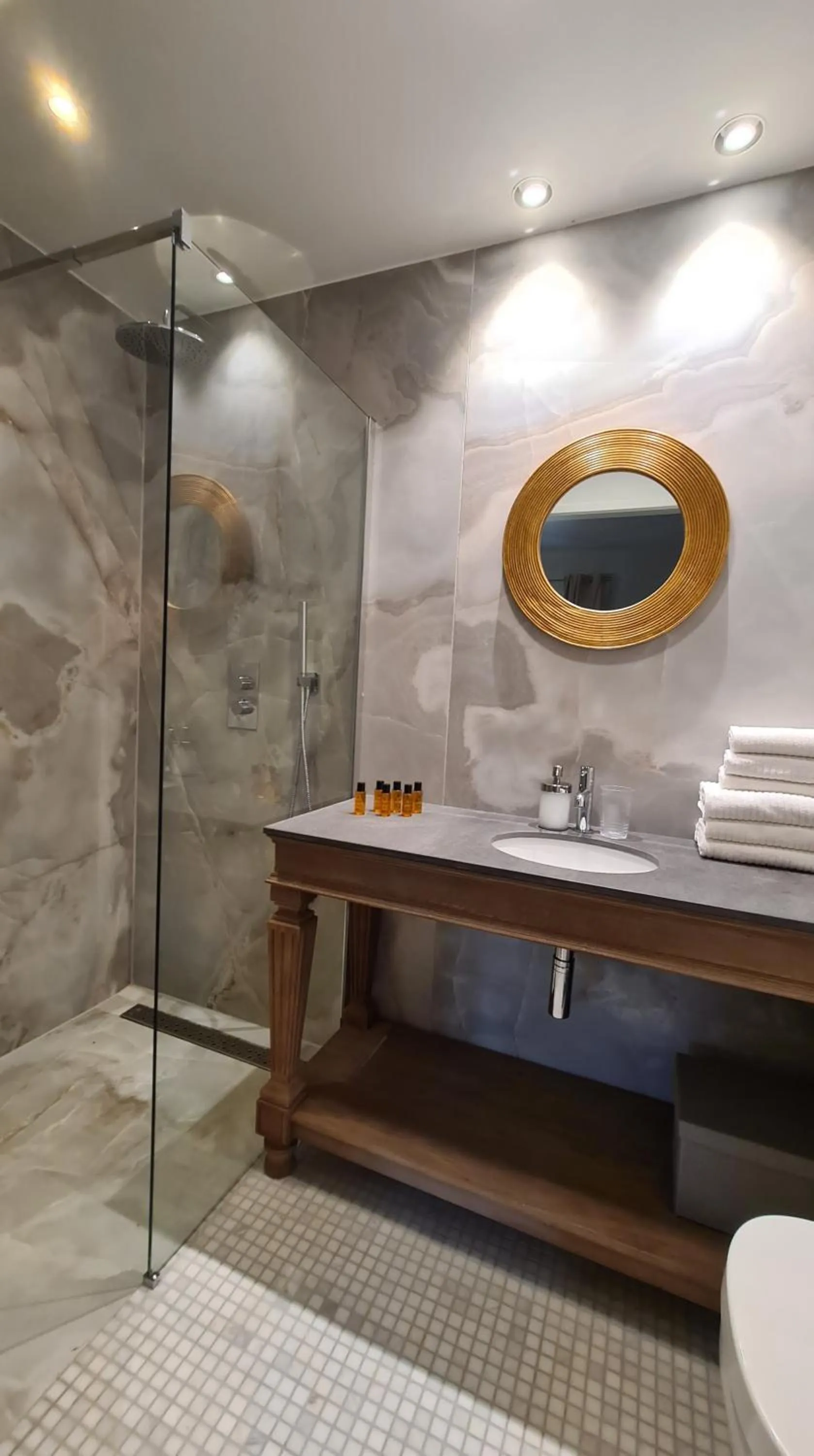 Shower in Zamek Sarny - Schloss Scharfeneck