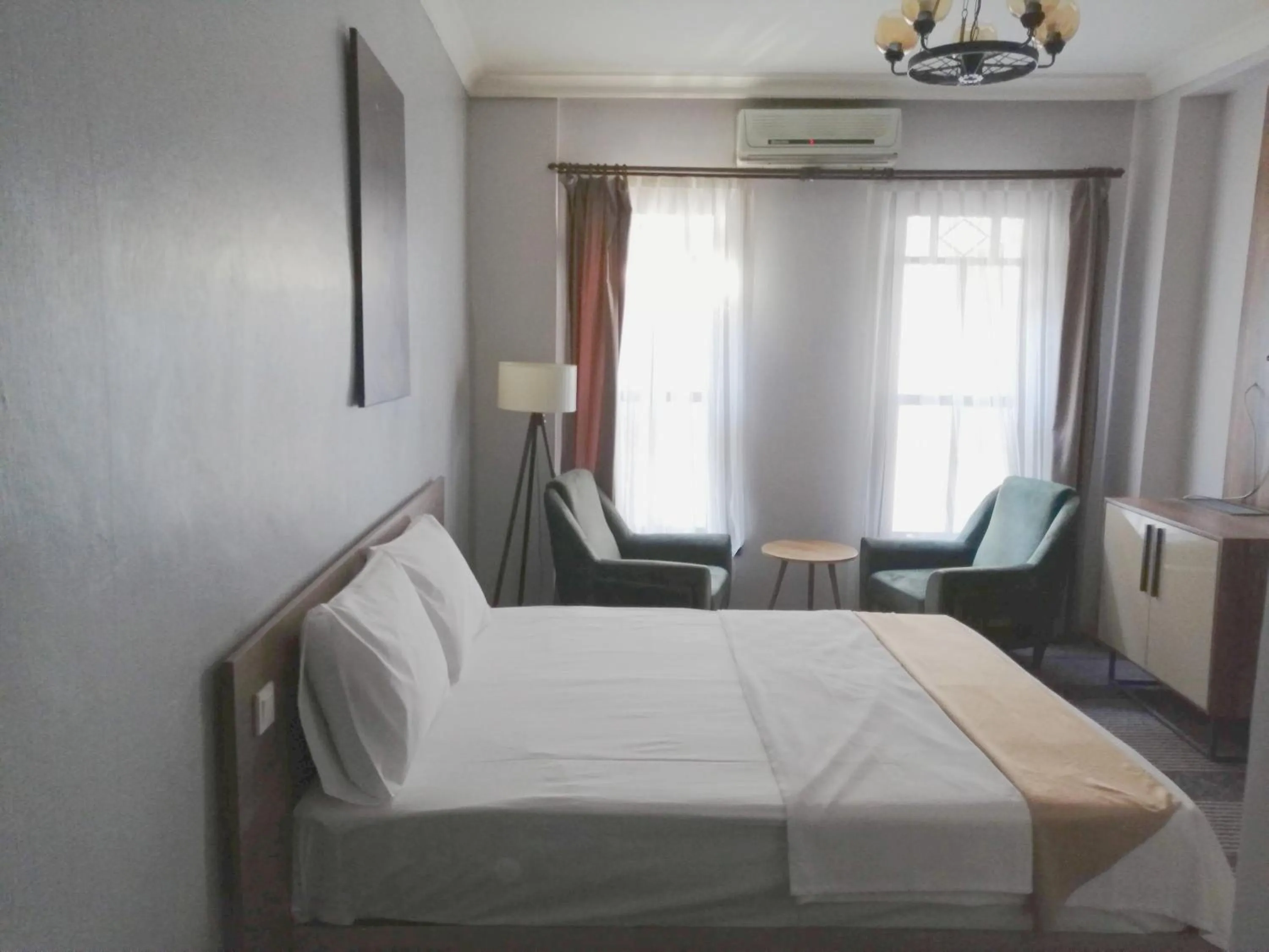 Photo of the whole room, Bed in Masal suite