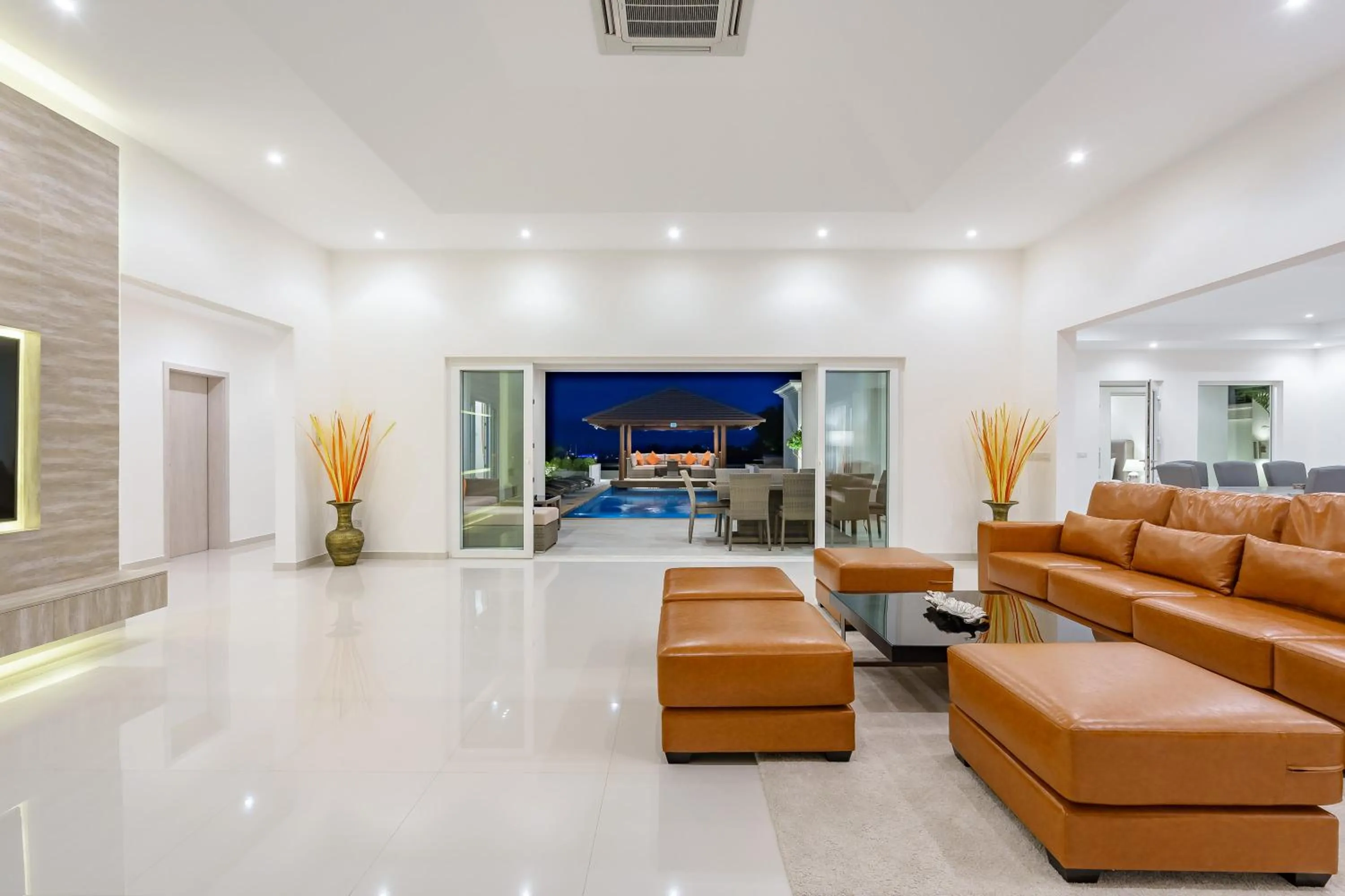 Living room in Sunset View Pool Villa 7 BR 14-16 Persons