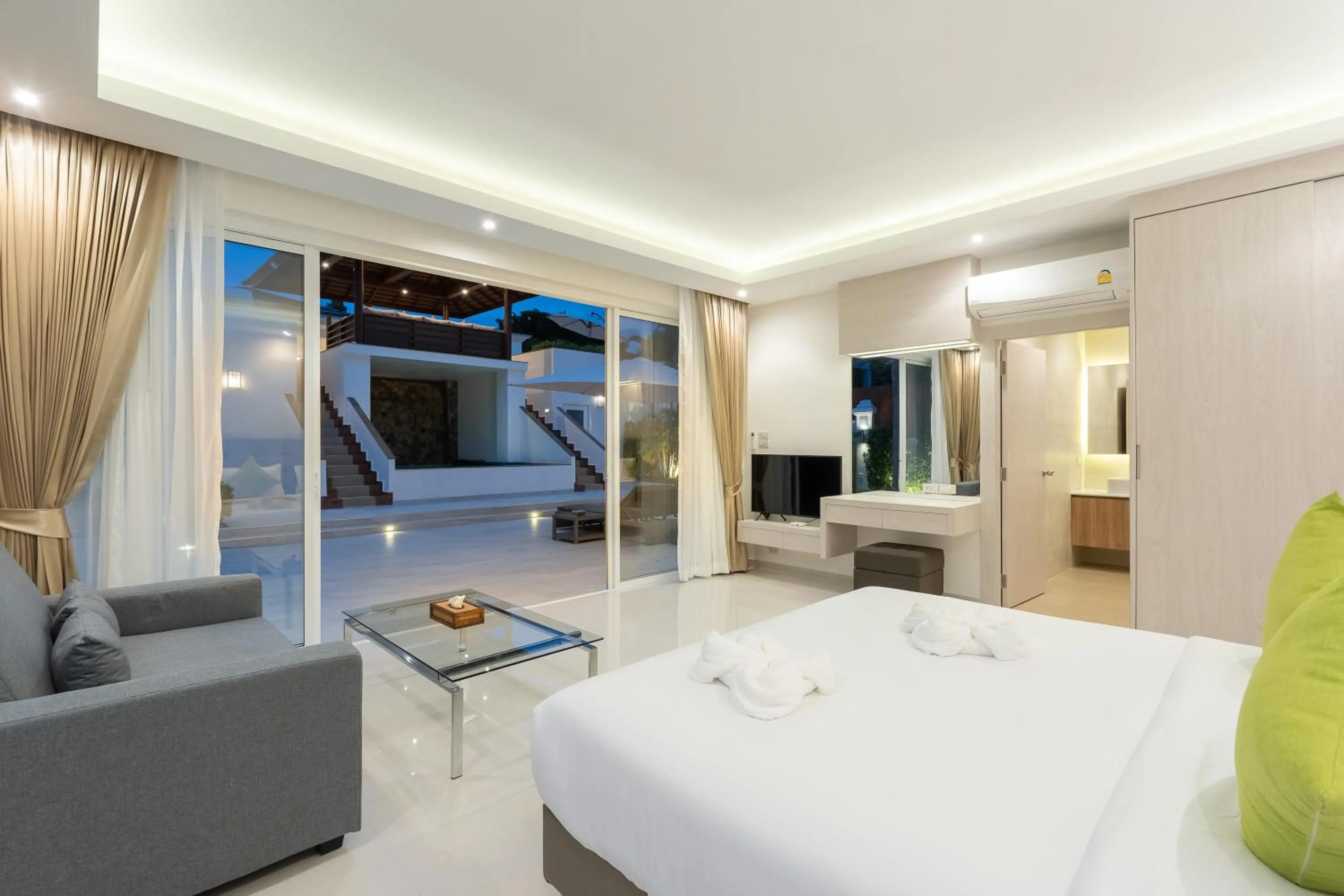 Bed in Sunset View Pool Villa 7 BR 14-16 Persons