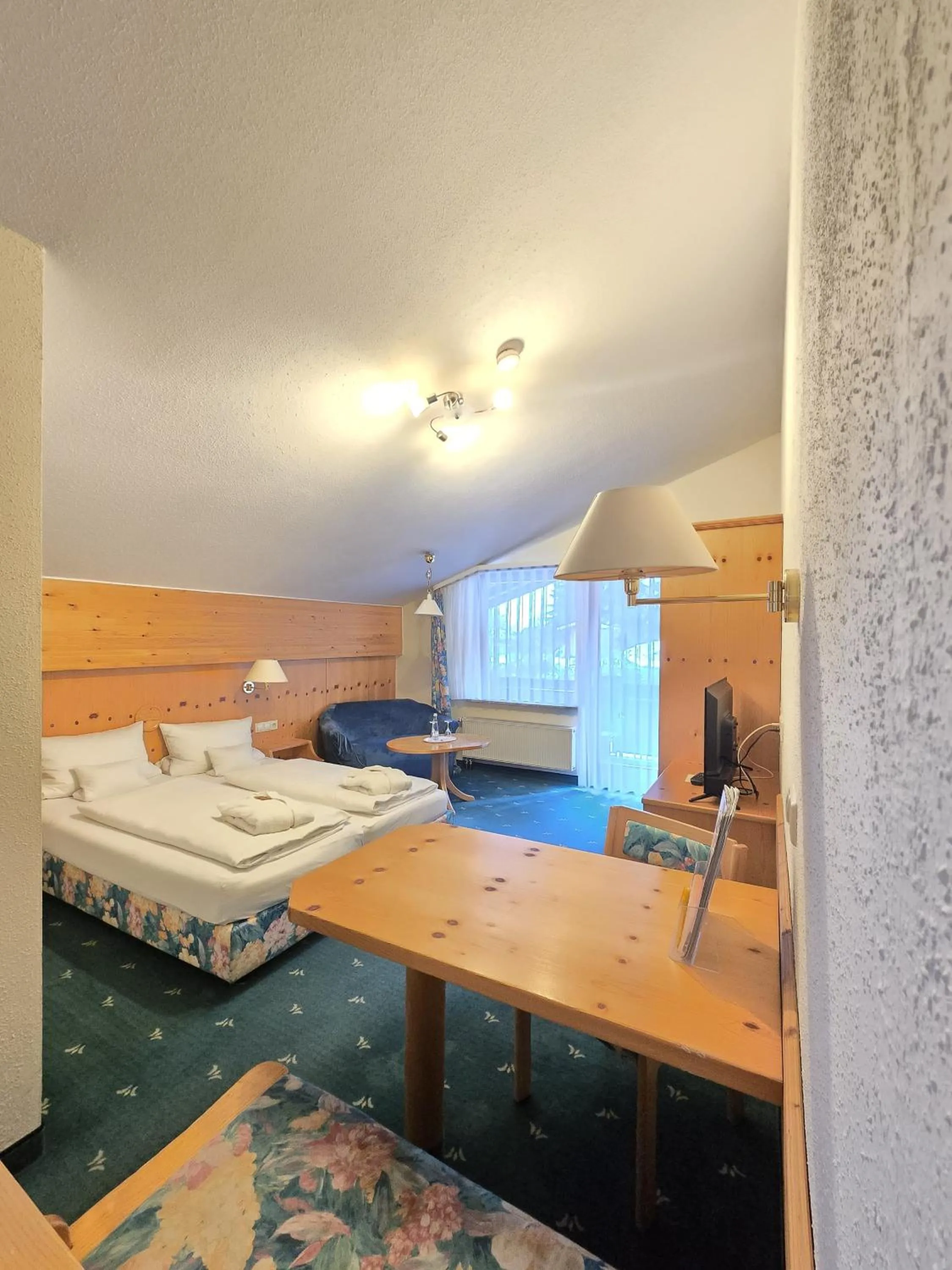 Bedroom, Bed in Holzschuhs Schwarzwaldhotel