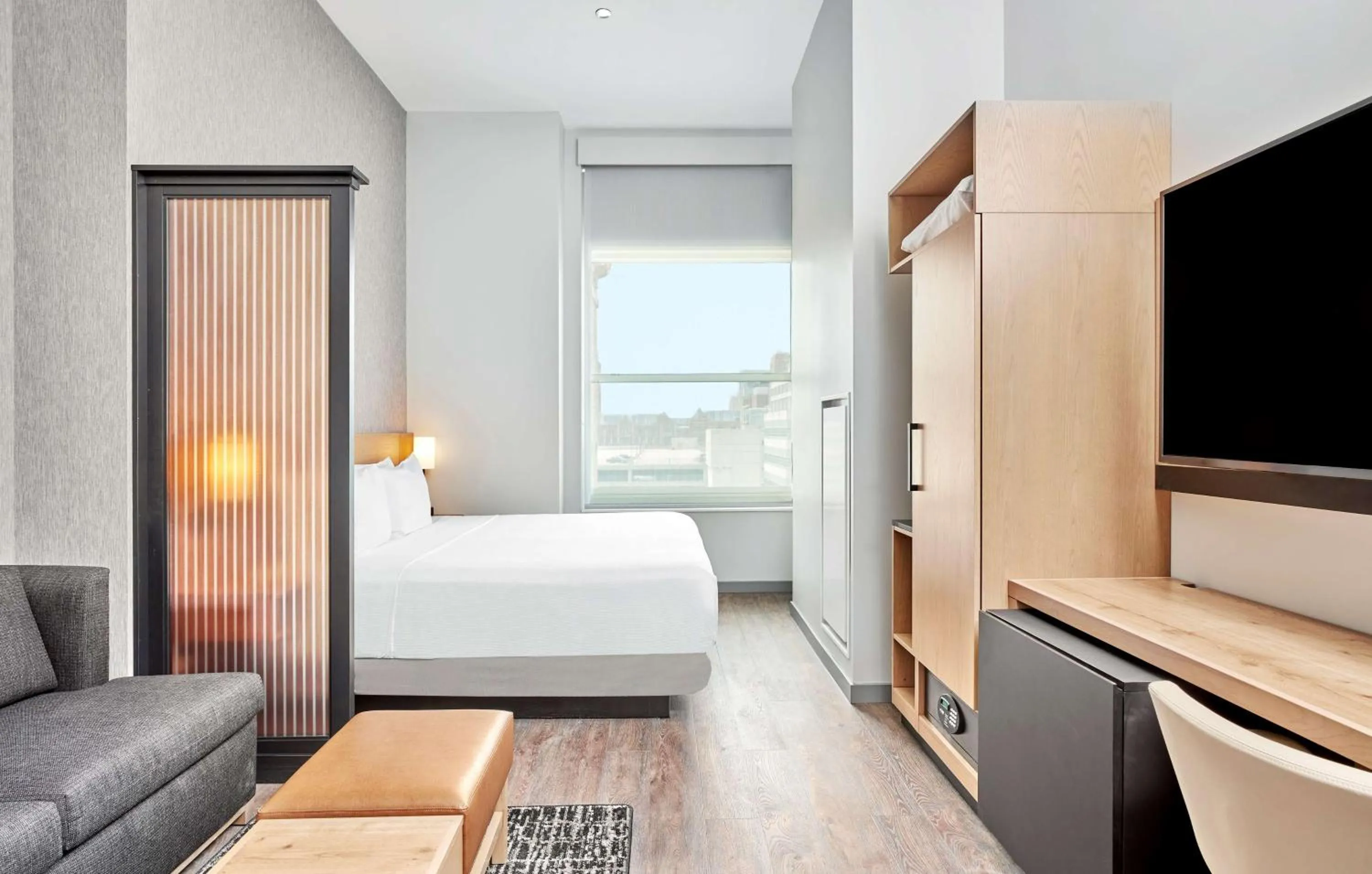 Photo of the whole room, Bed in Hyatt Place Chicago Medical/University District