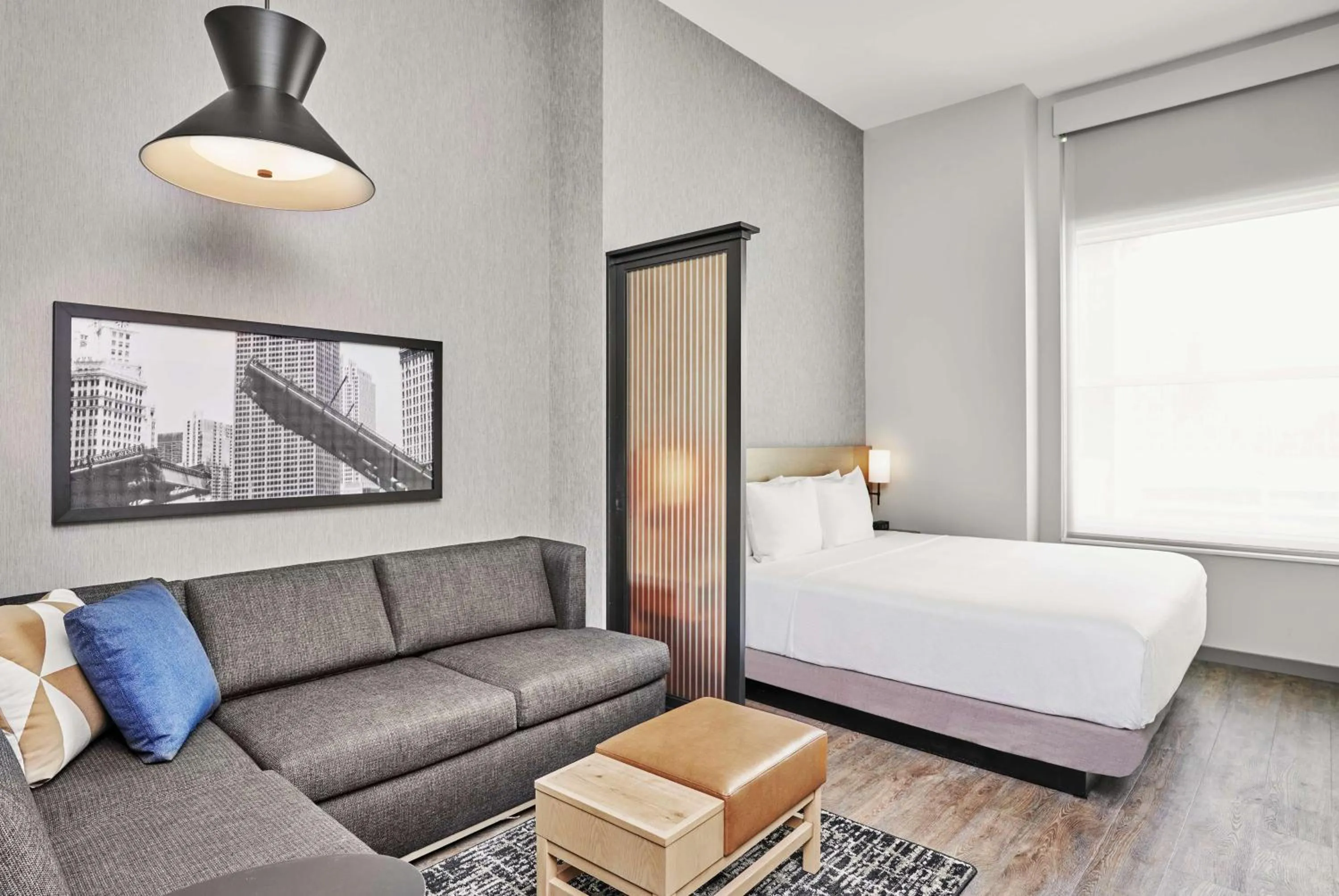 Photo of the whole room, Bed in Hyatt Place Chicago Medical/University District