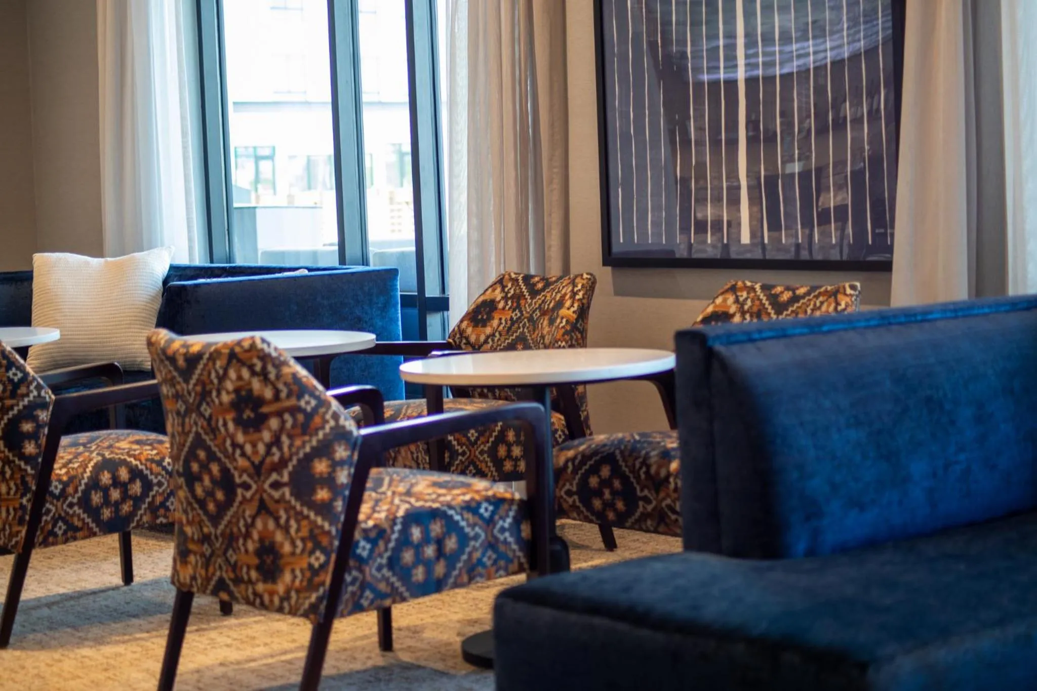 Lounge or bar in Hyatt Place Altoona/Des Moines